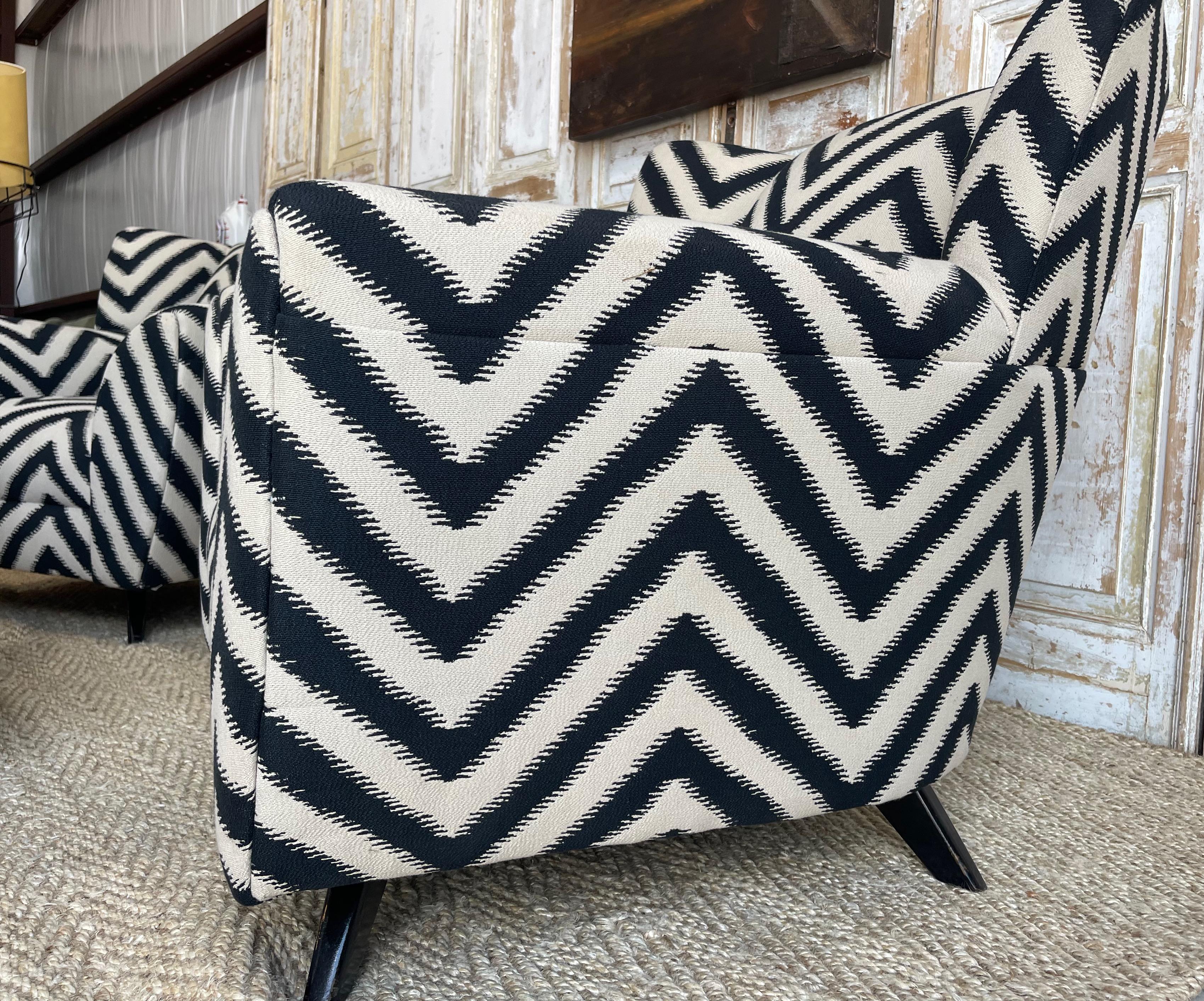 Coppia di sedie club scultoree con ottomana in tessuto Rubelli con motivo Chevron In condizioni ottime in vendita a Fredericksburg, TX
