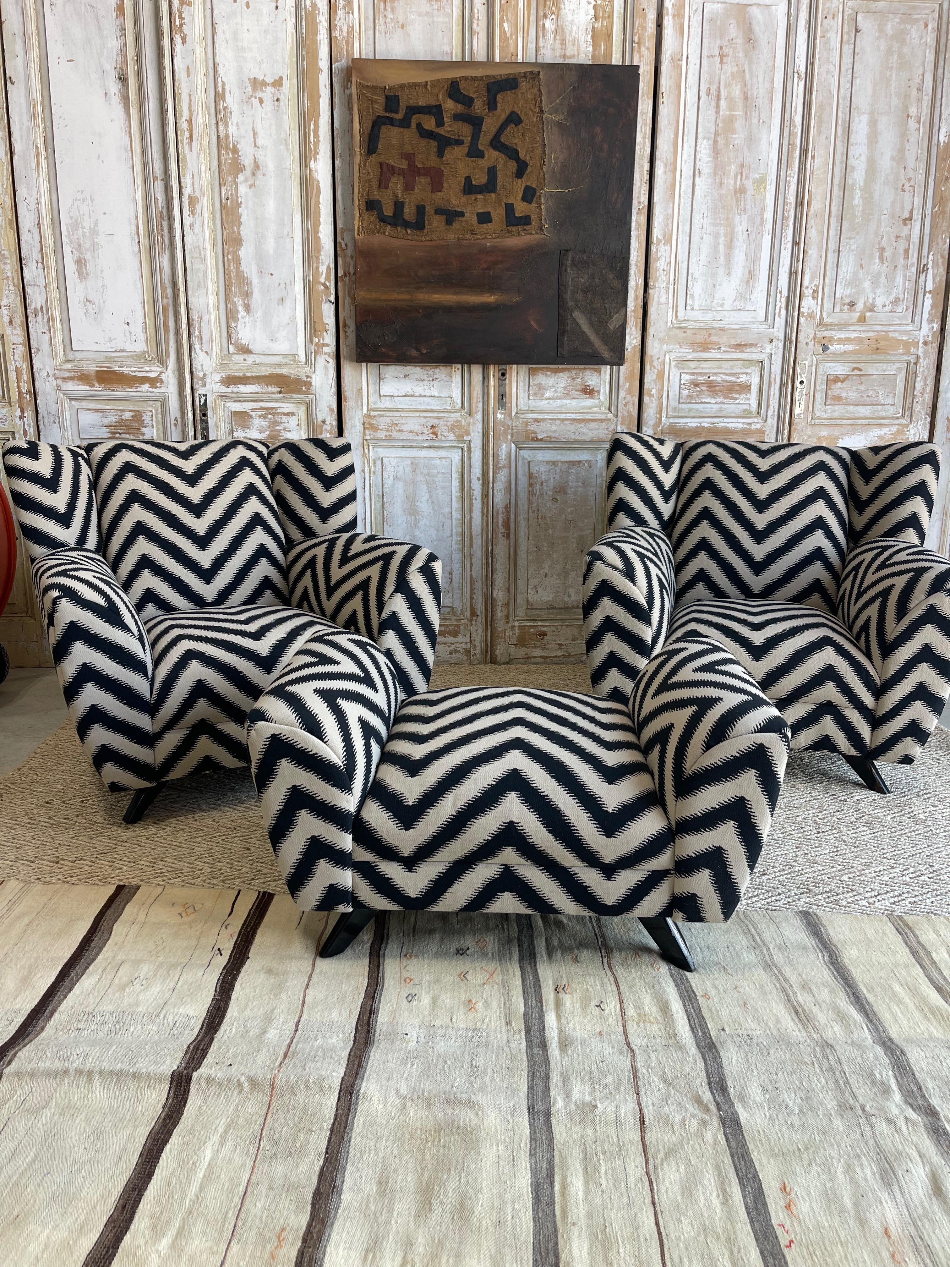 Tappezzeria Coppia di sedie club scultoree con ottomana in tessuto Rubelli con motivo Chevron in vendita