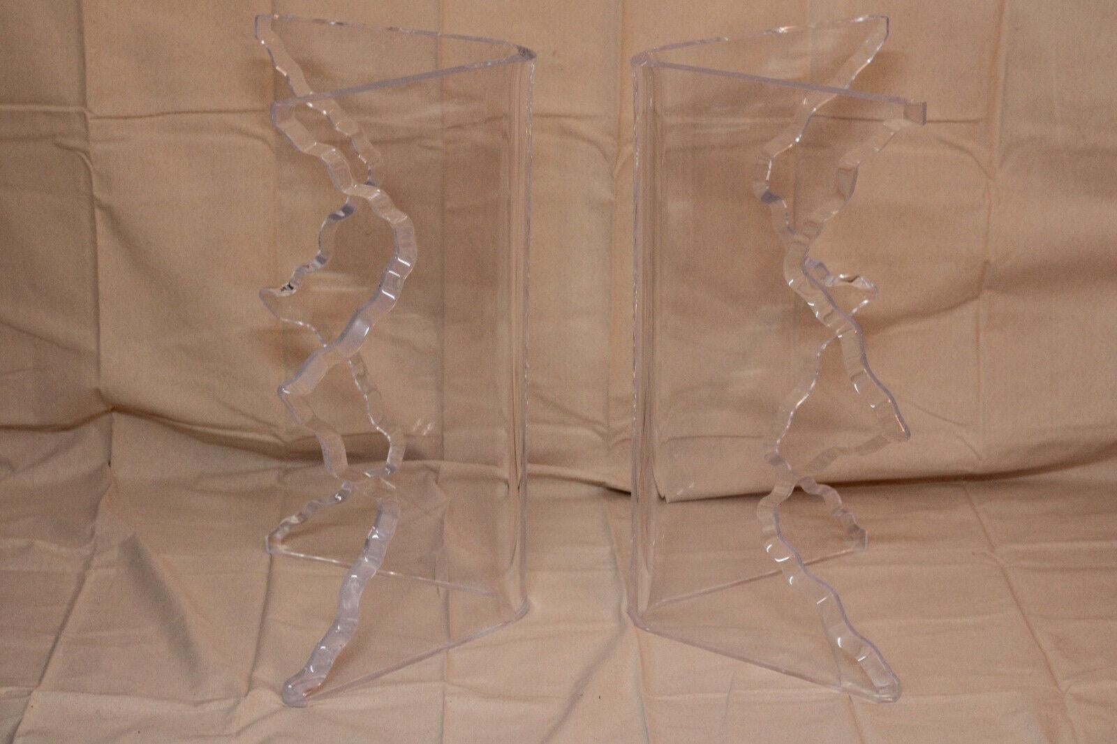 Favolosa coppia vintage di basi per tavolo da pranzo in lucite scultorea degli anni '70 in stile Hollywood Regency o Mid-Century Modern. La lucite ha una trasparenza naturale che conferisce un aspetto estremamente pulito e non crea alcun ingombro