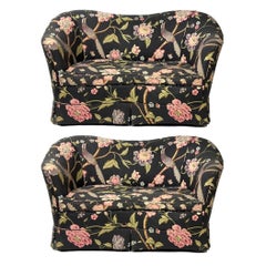 Paar skulpturale geschwungene Loveseats mit geschwungenen Settees und skurrilen Blumen Chintz mit Vögeln, Paar