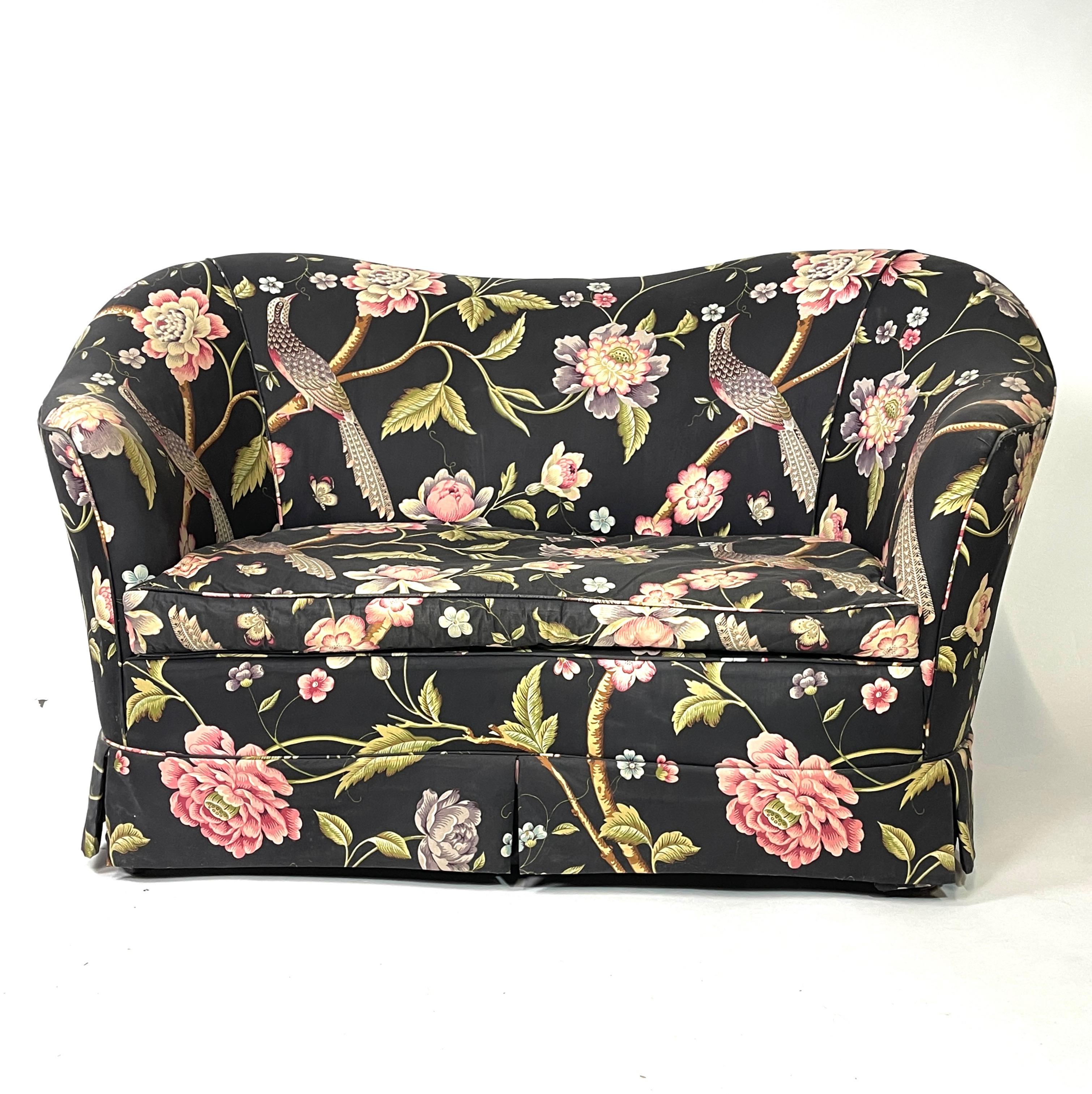 Pair of Sculptural Curved Settees Loveseats w Whimsical Floral Chintz with Birds In Good Condition In Hudson, NY