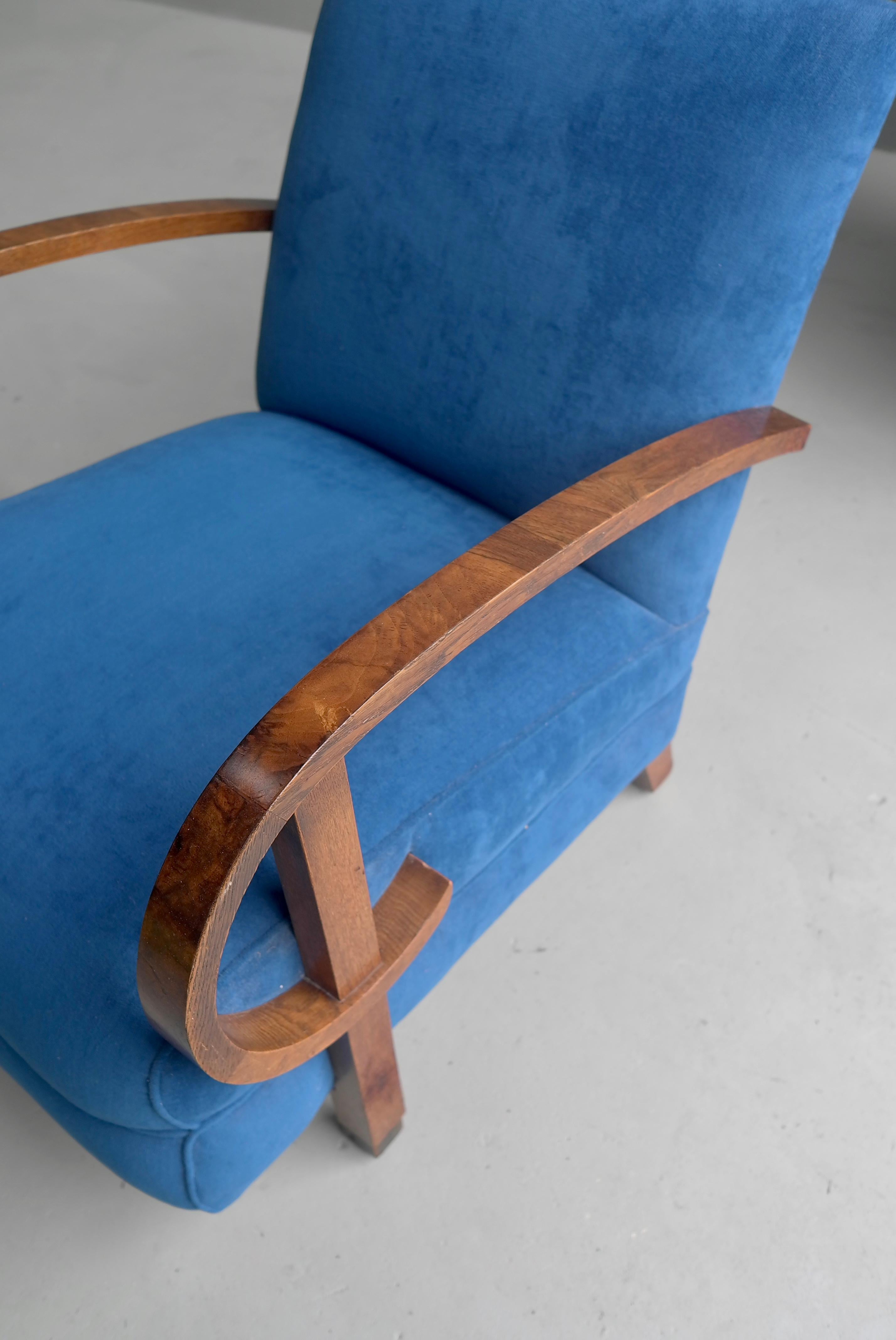 Pair of Sculptural Curved Walnut Deco Armchairs in Blue Fabric, France, 1940s 5