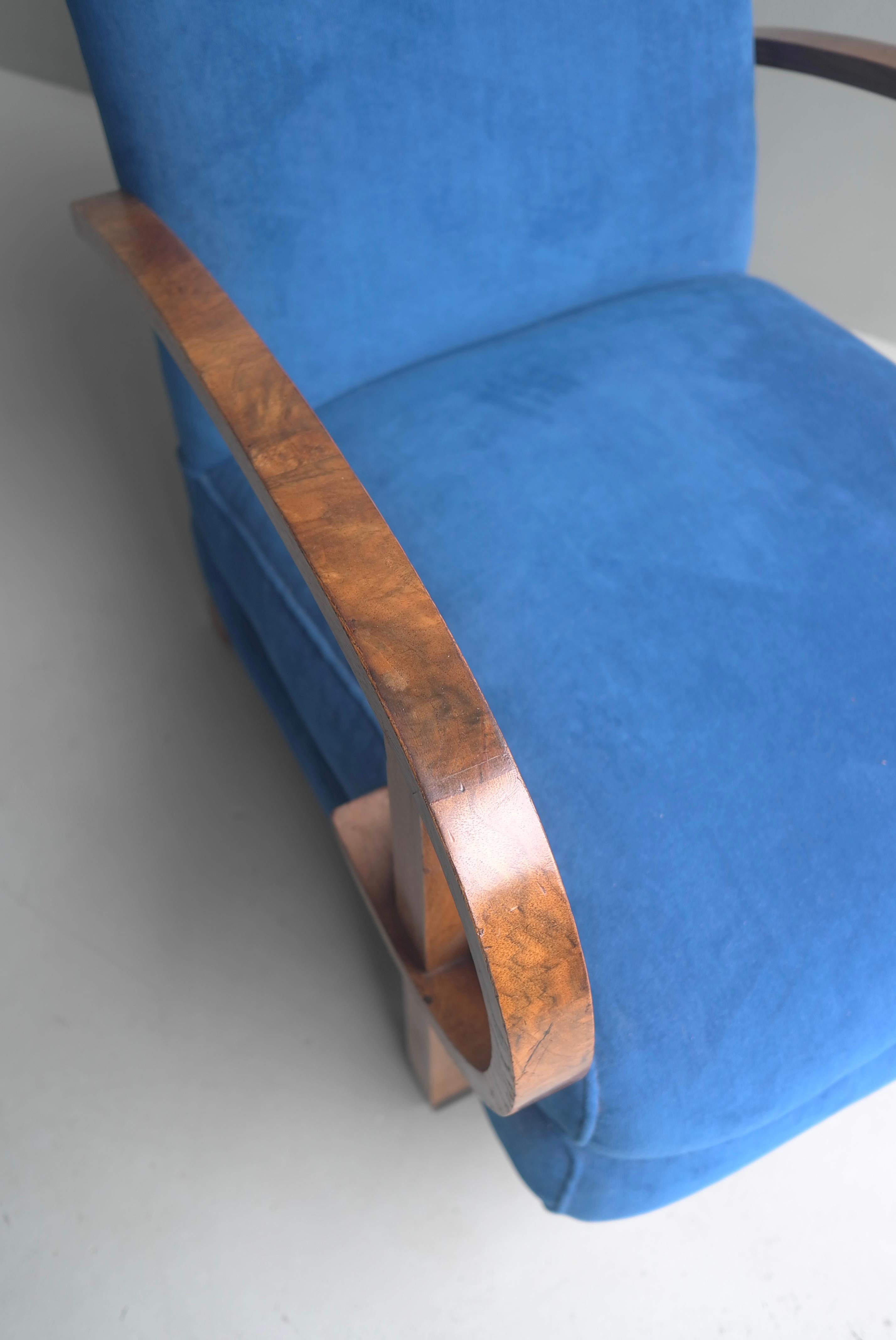 Mid-Century Modern Pair of Sculptural Curved Walnut Deco Armchairs in Blue Fabric, France, 1940s