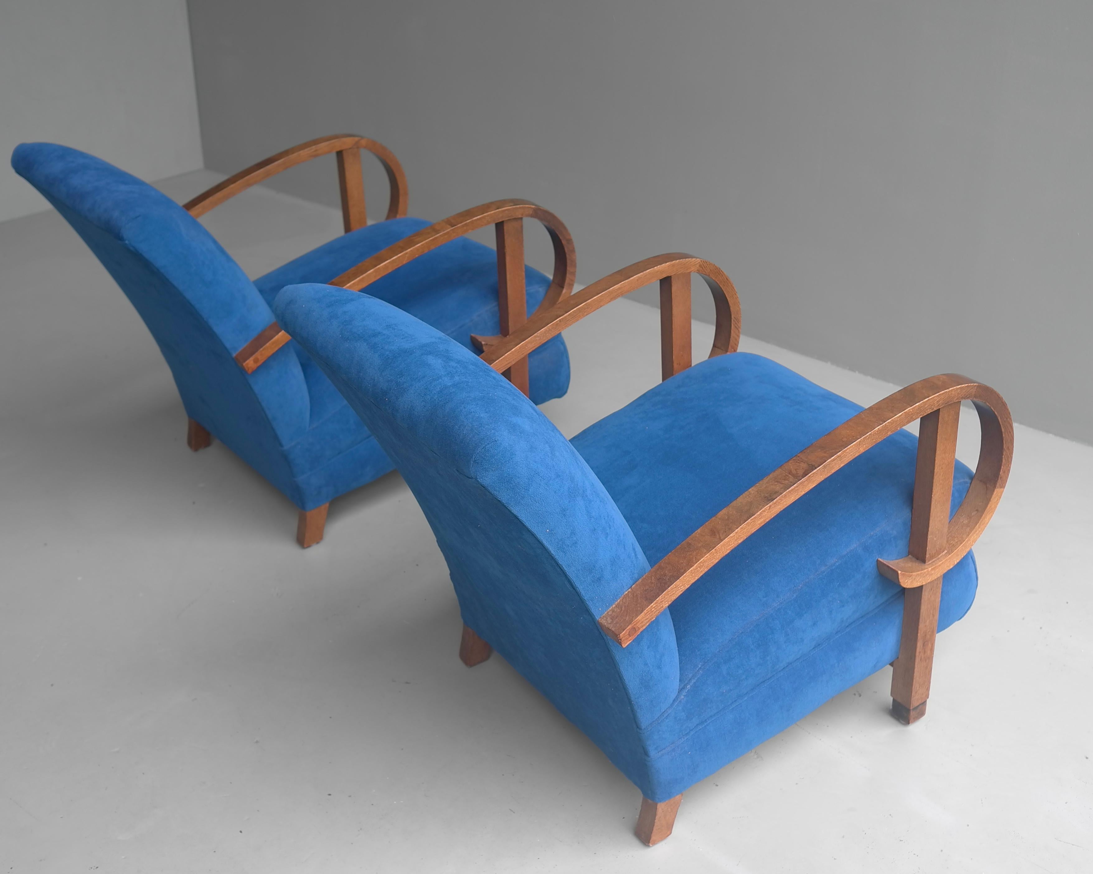 French Pair of Sculptural Curved Walnut Deco Armchairs in Blue Fabric, France, 1940s