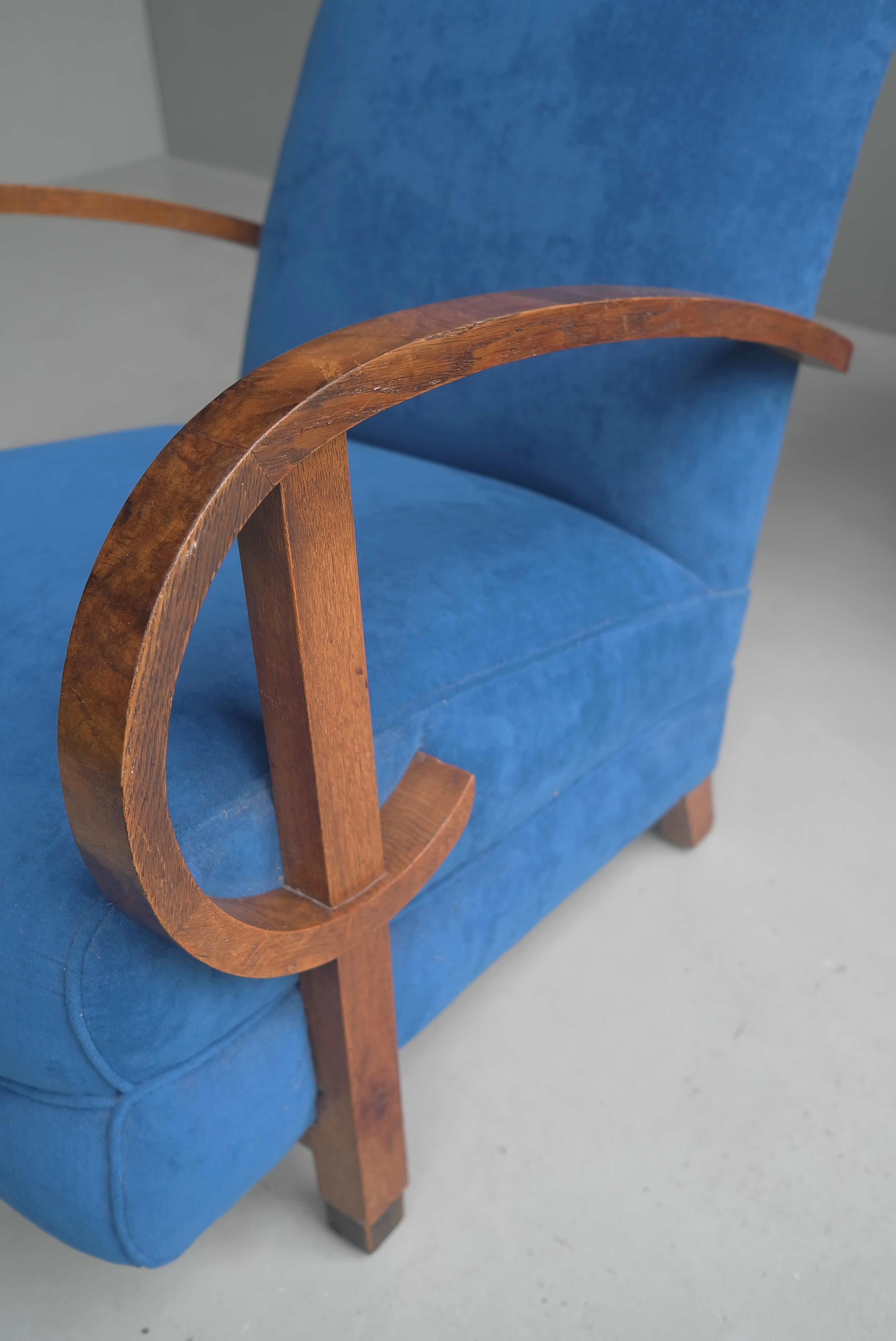 Pair of Sculptural Curved Walnut Deco Armchairs in Blue Fabric, France, 1940s In Good Condition In Den Haag, NL