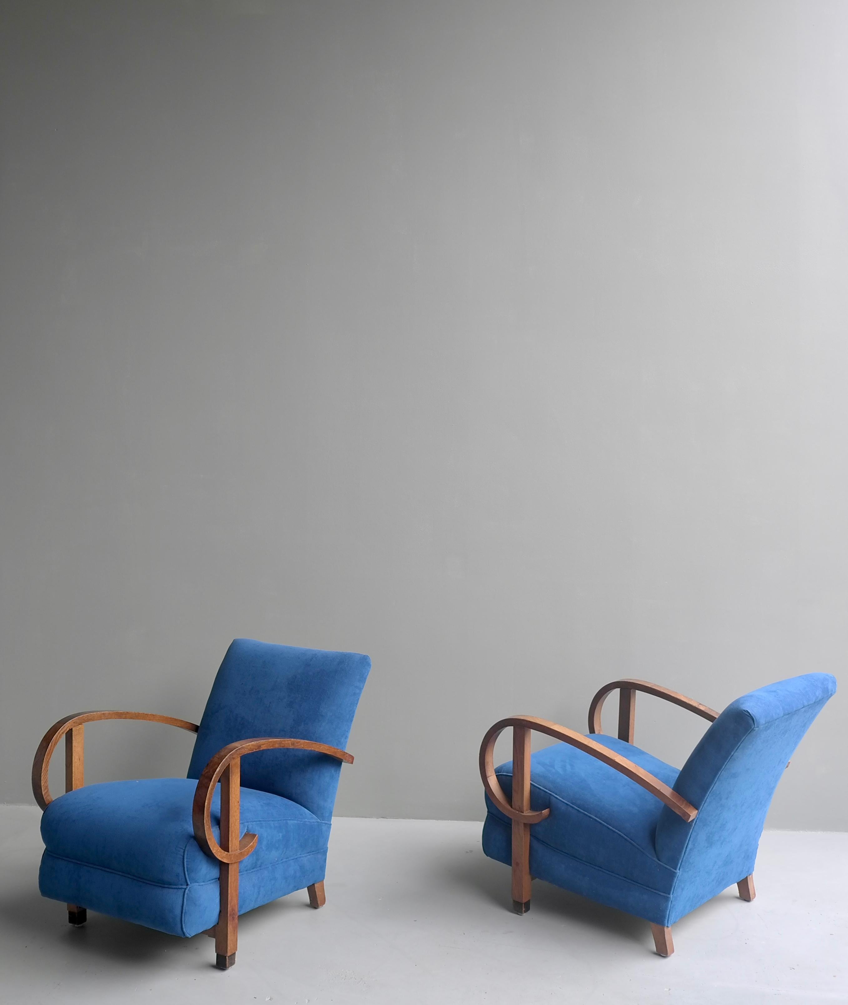 Pair of Sculptural Curved Walnut Deco Armchairs in Blue Fabric, France, 1940s 1