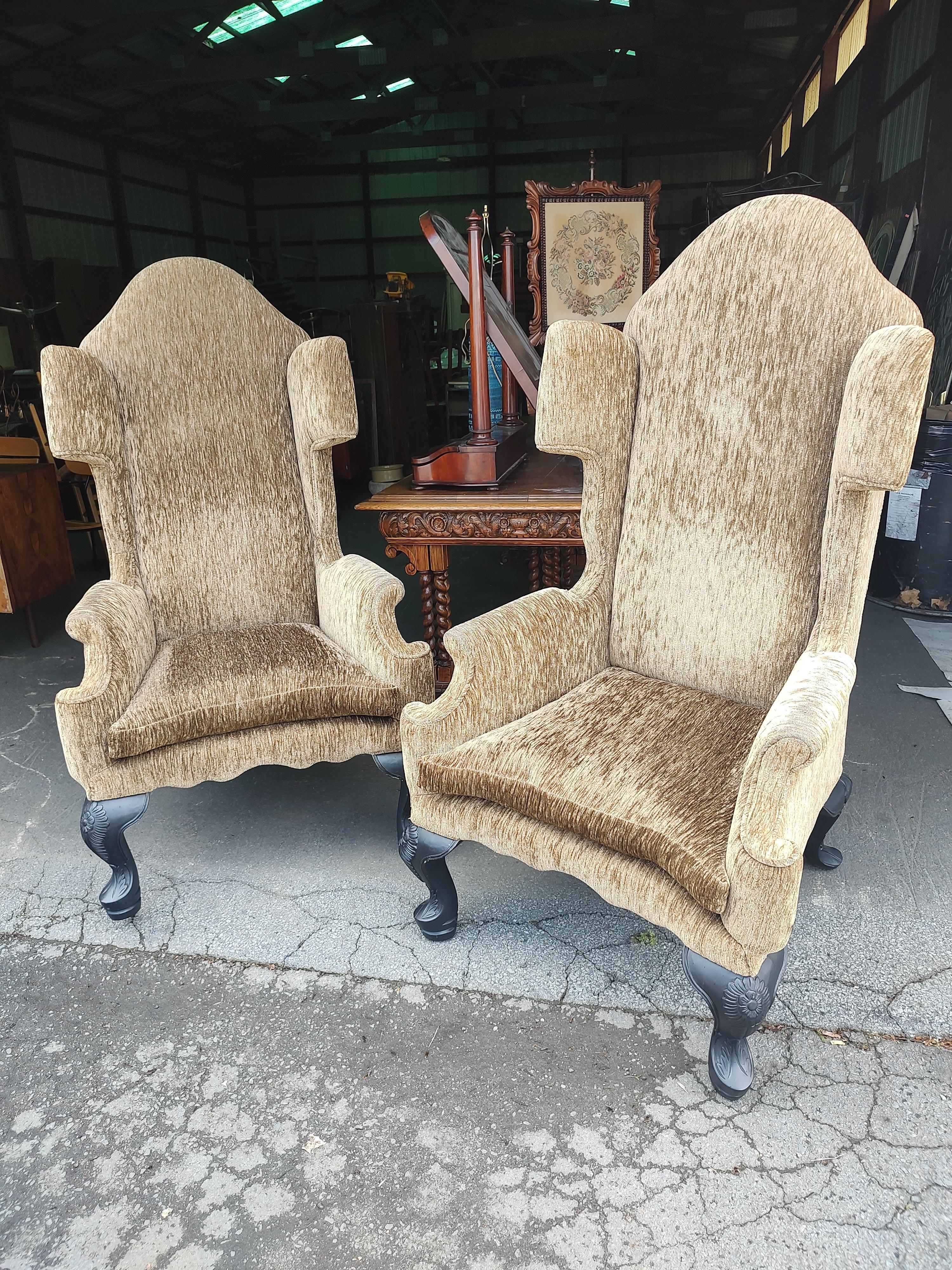 Pair of Sculptural English Wing Armchairs In Good Condition In Port Jervis, NY