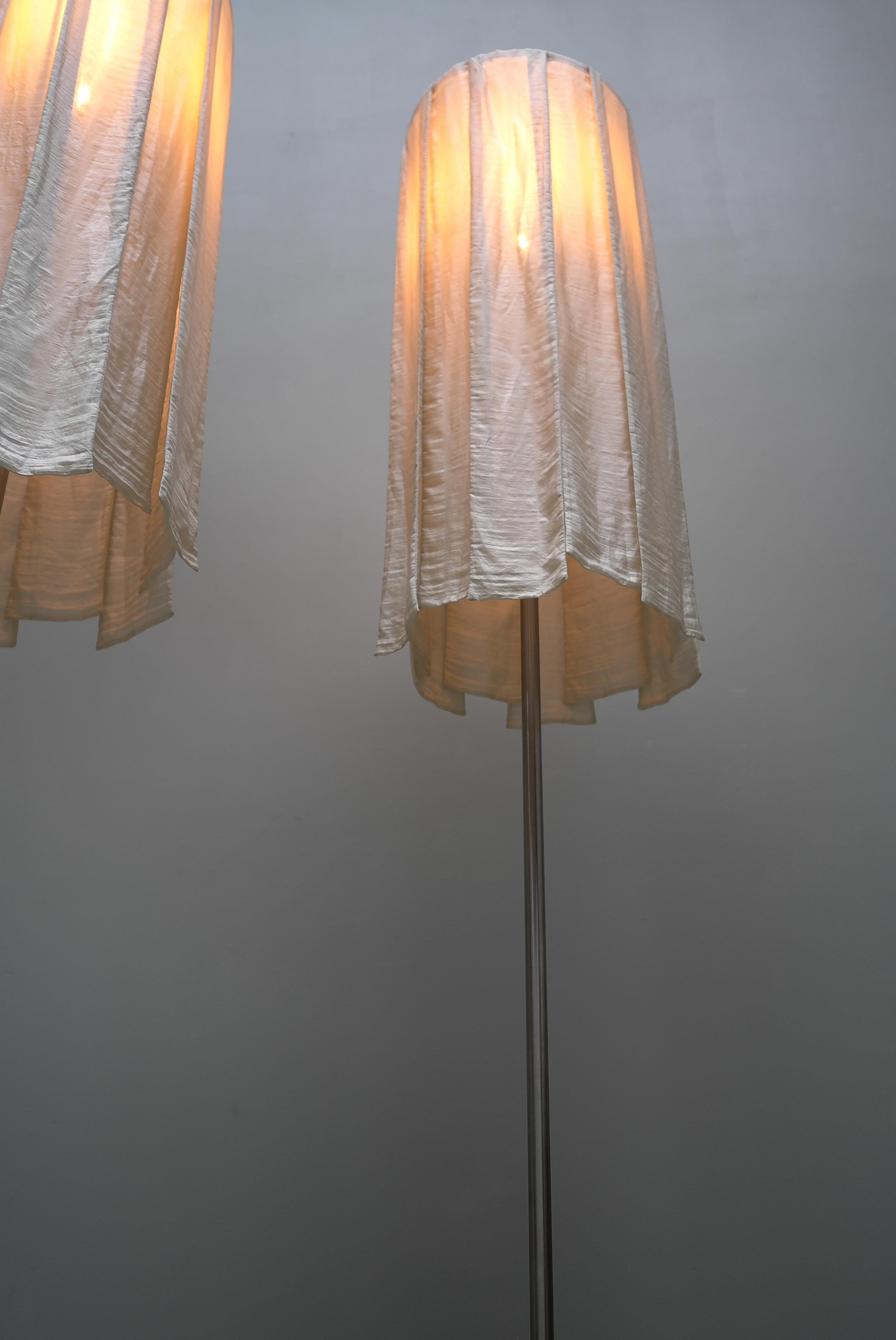 Ein Paar skulpturale Stehlampen aus Messing mit Seidenvorhangschirmen, um 1980 im Angebot 4