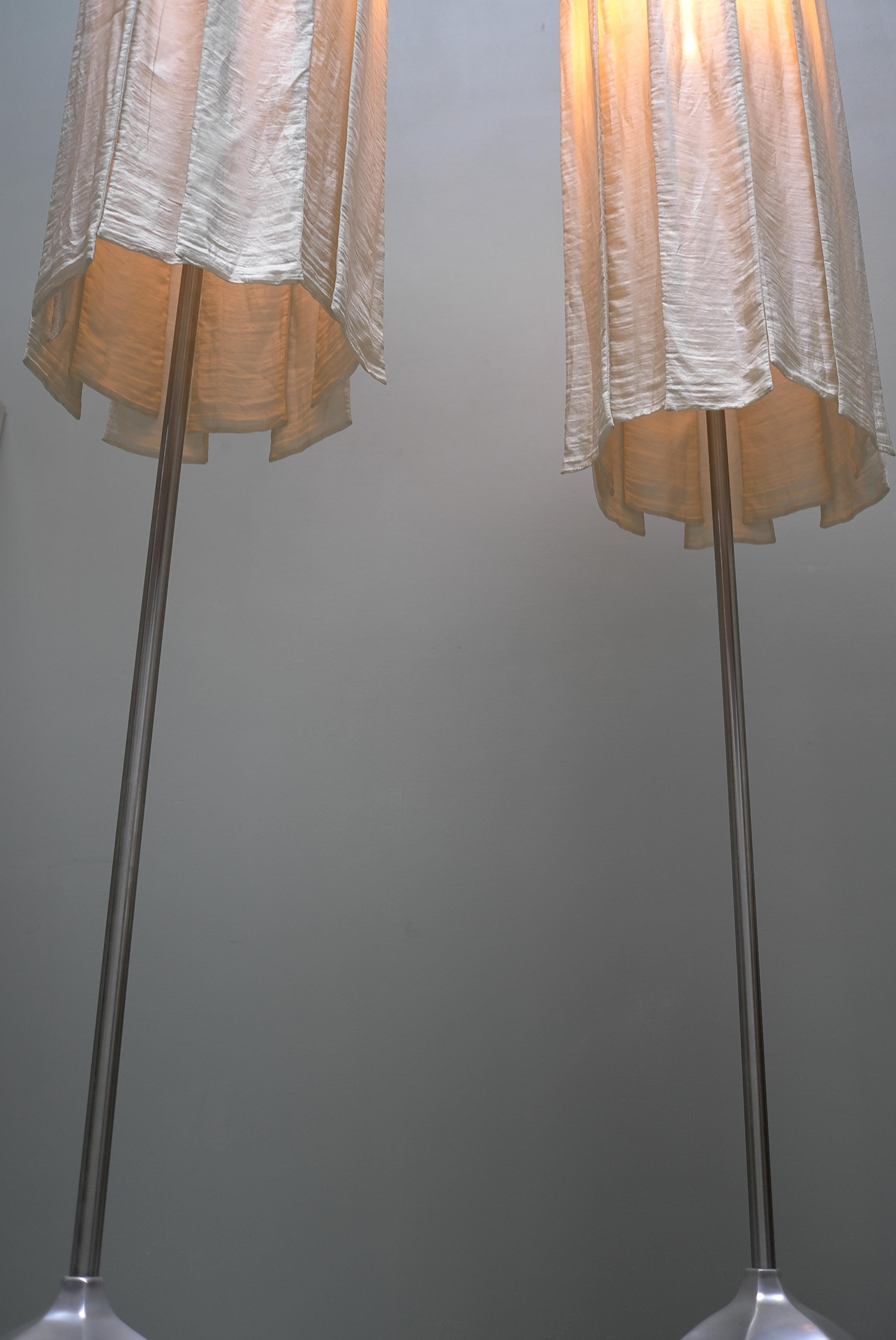 Ein Paar skulpturale Stehlampen aus Messing mit Seidenvorhangschirmen, um 1980 im Angebot 5