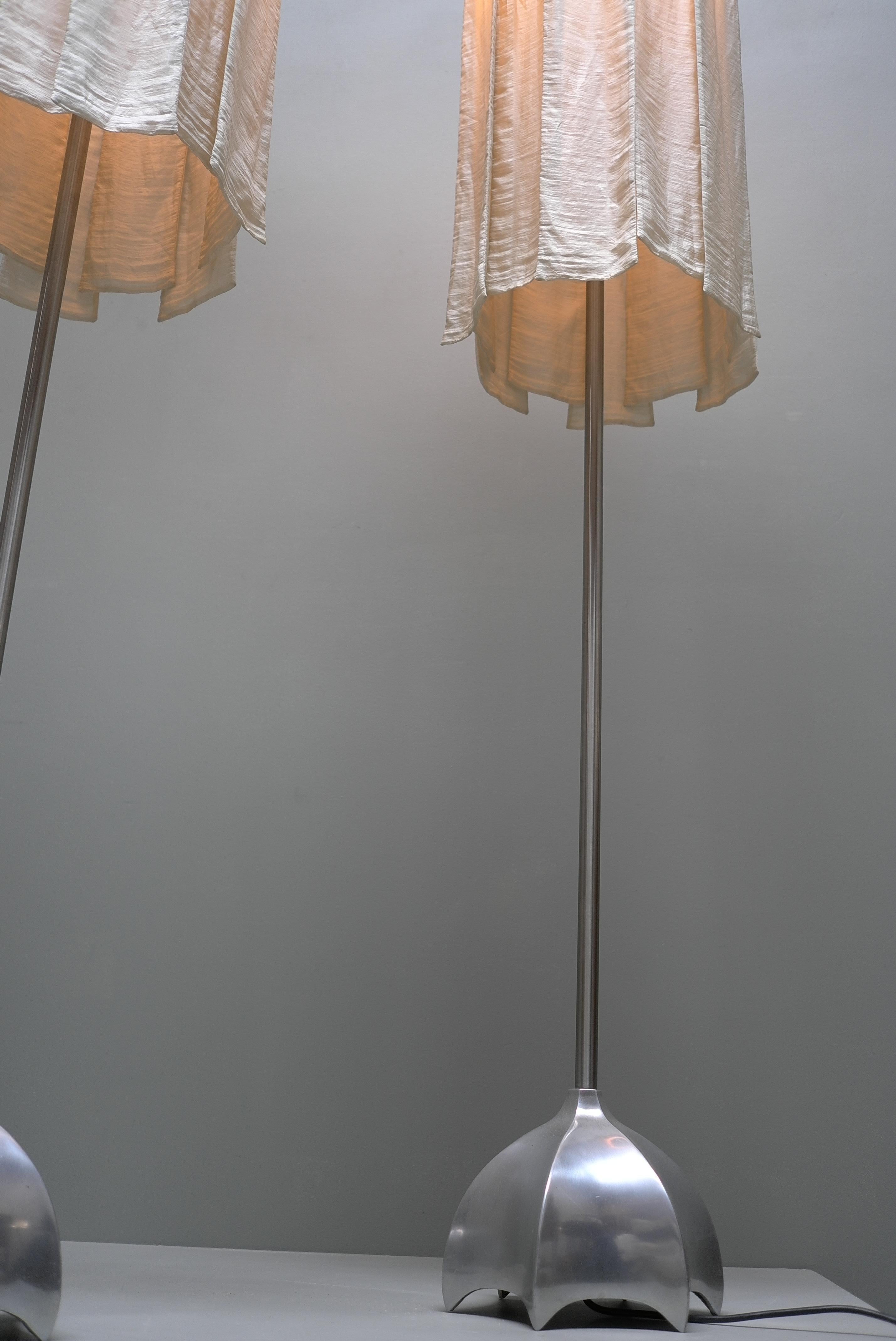 Ein Paar skulpturale Stehlampen aus Messing mit Seidenvorhangschirmen, um 1980 im Angebot 6
