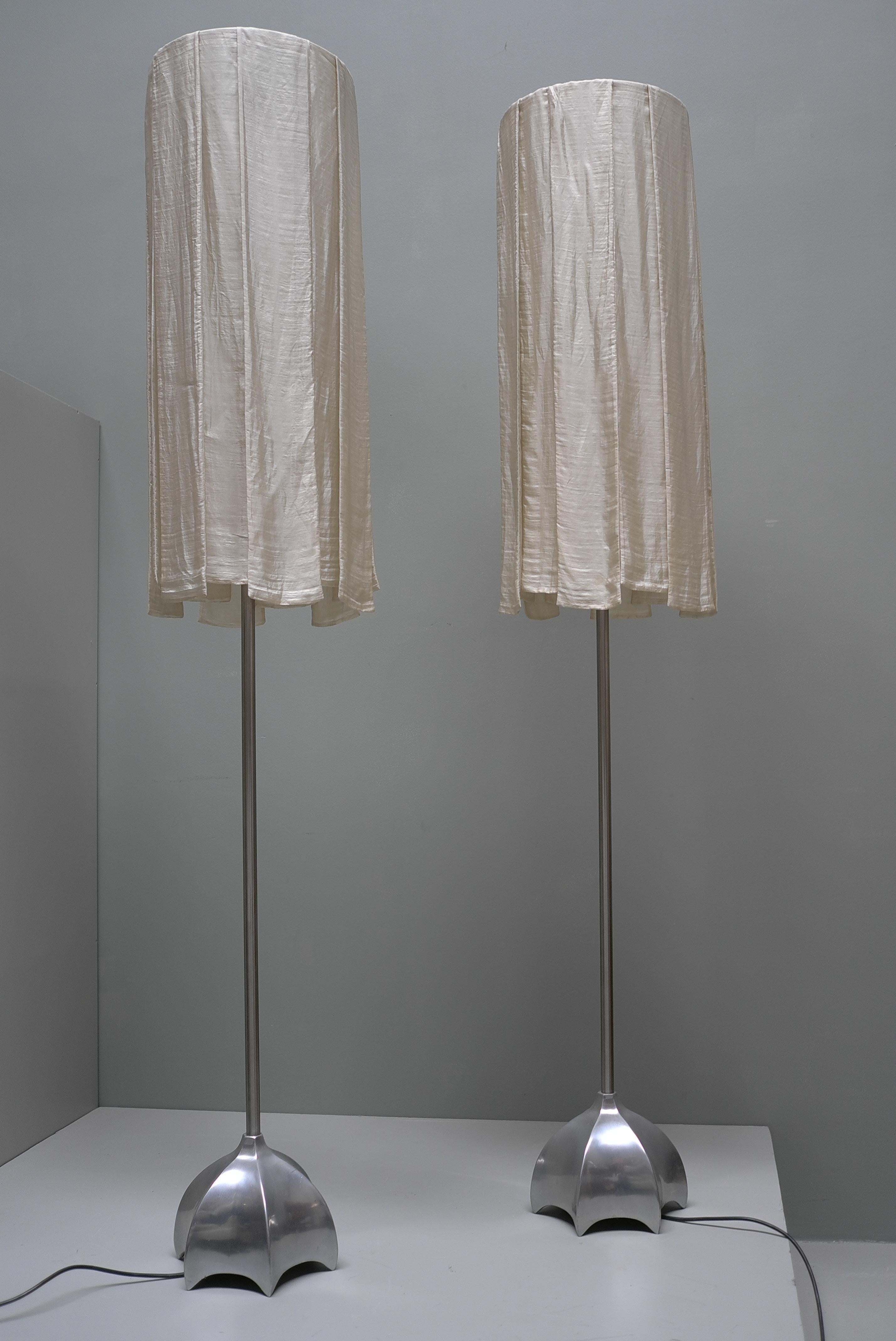 Paire de lampadaires sculpturaux en laiton avec abat-jour en rideau de soie, vers 1980 en vente 6