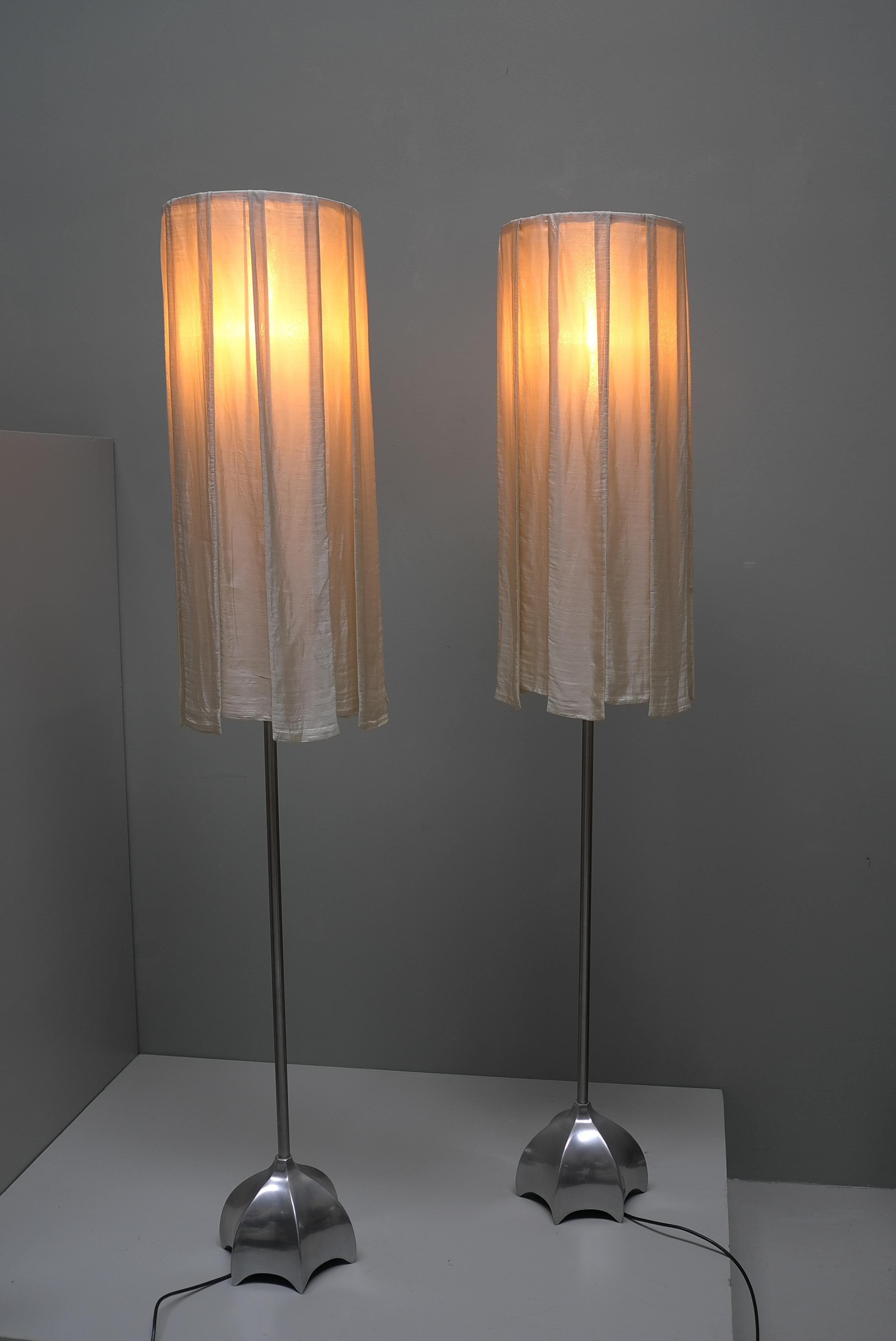 Ein Paar skulpturale Stehlampen aus Messing mit weißen Seidenvorhangschirmen um 1980. Die Lampen sind dimmbar.


