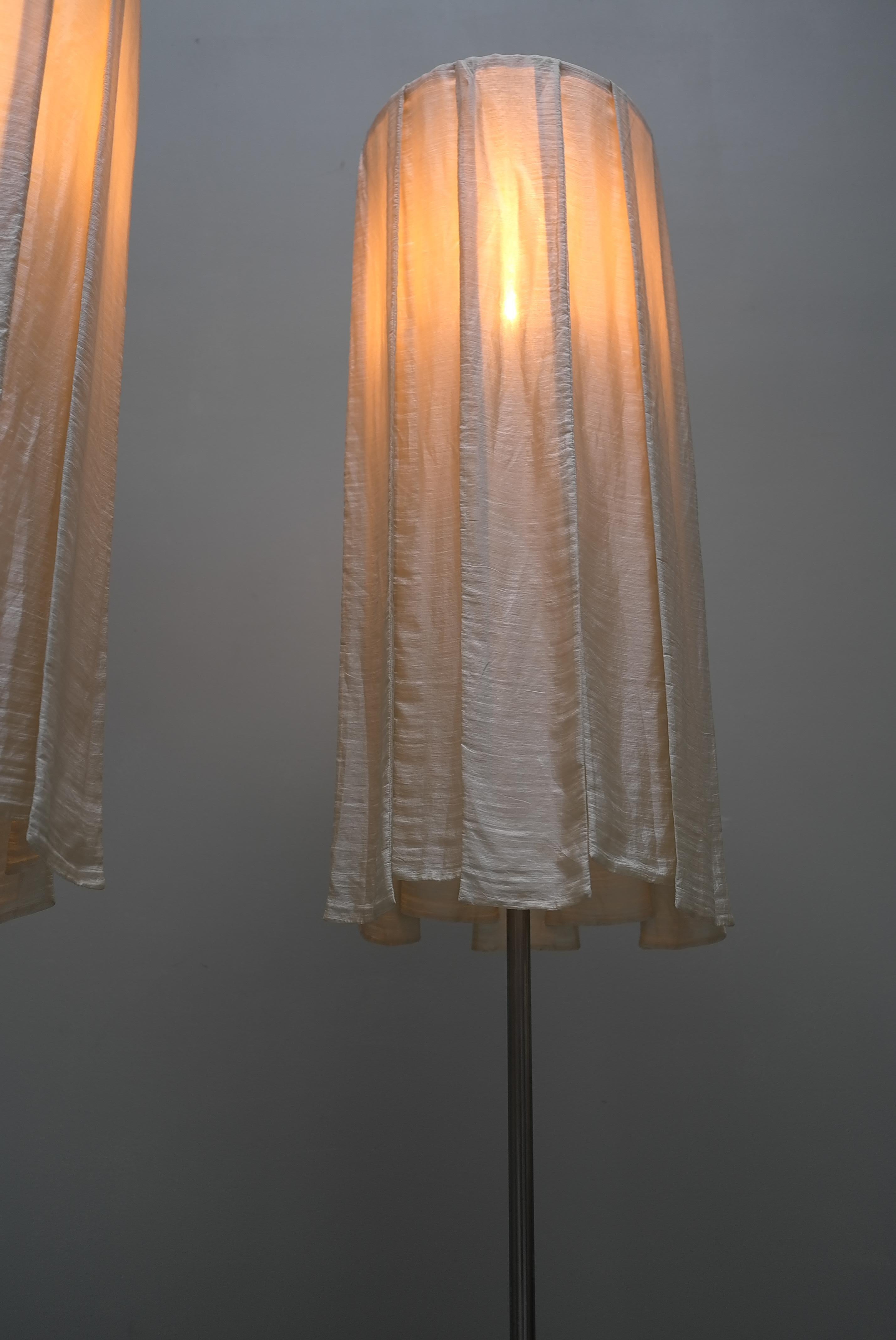 Ein Paar skulpturale Stehlampen aus Messing mit Seidenvorhangschirmen, um 1980 (Niederländisch) im Angebot
