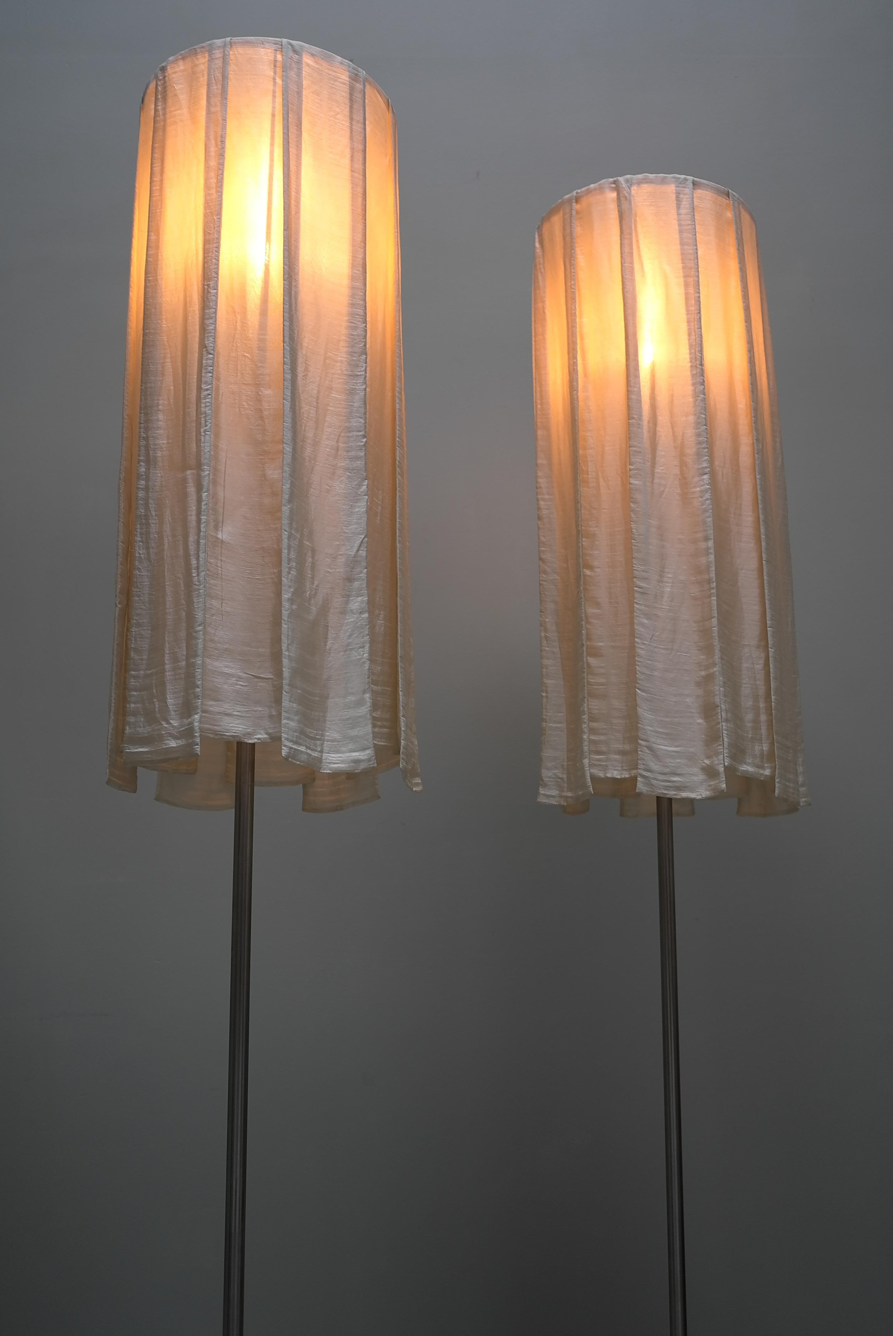Ein Paar skulpturale Stehlampen aus Messing mit Seidenvorhangschirmen, um 1980 im Zustand „Gut“ im Angebot in Den Haag, NL