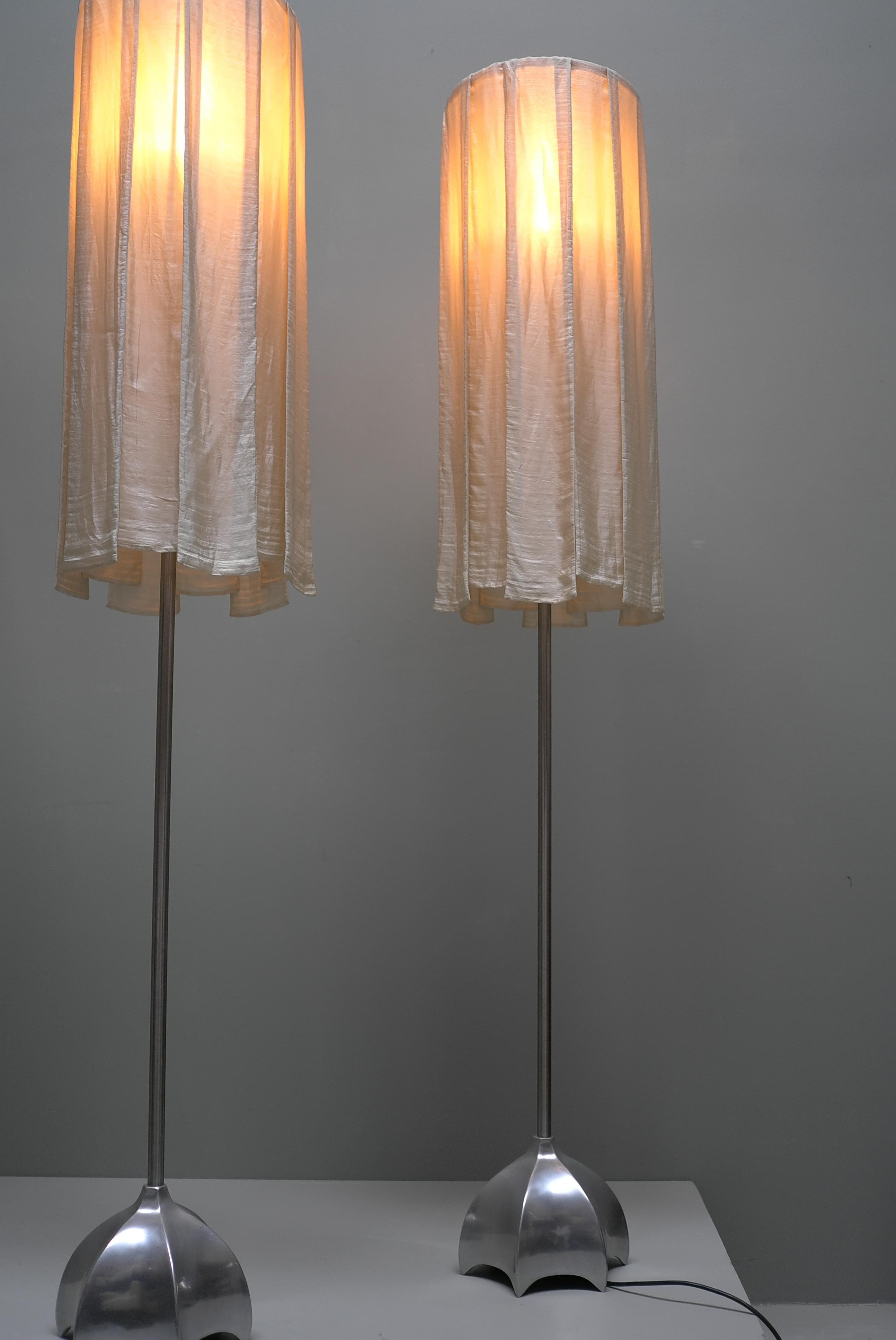 Ein Paar skulpturale Stehlampen aus Messing mit Seidenvorhangschirmen, um 1980 (Ende des 20. Jahrhunderts) im Angebot