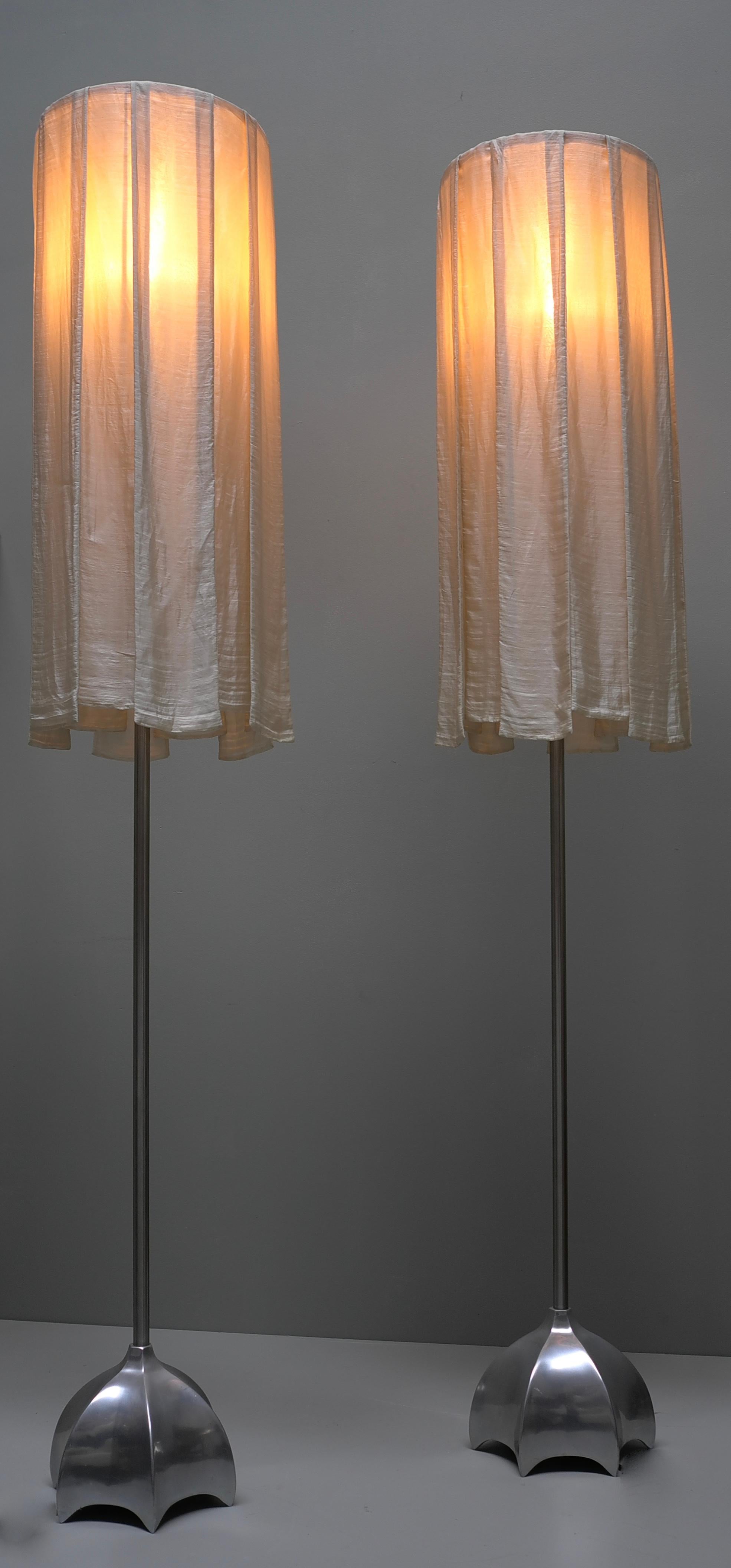 Ein Paar skulpturale Stehlampen aus Messing mit Seidenvorhangschirmen, um 1980 im Angebot 1
