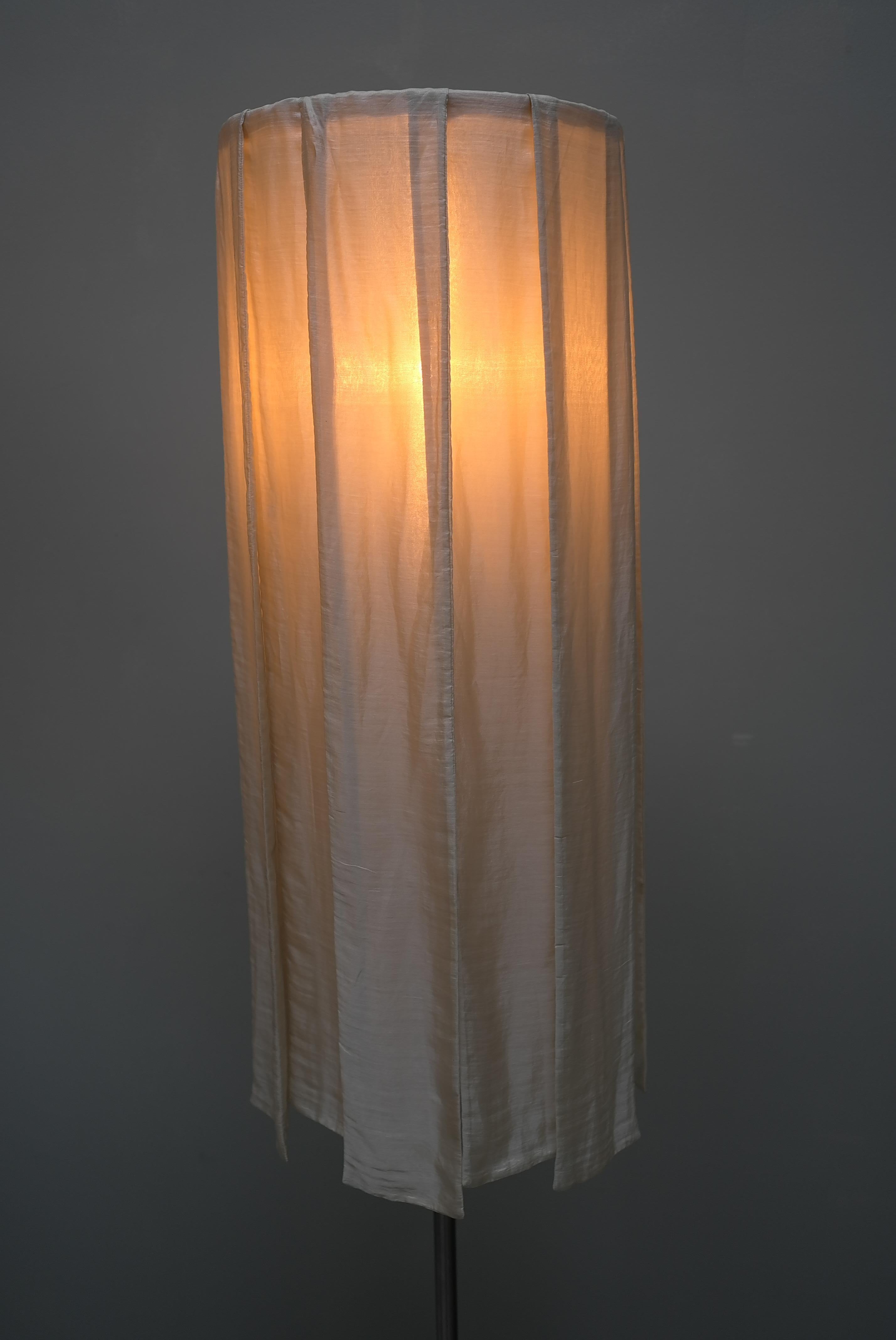 Ein Paar skulpturale Stehlampen aus Messing mit Seidenvorhangschirmen, um 1980 im Angebot 2