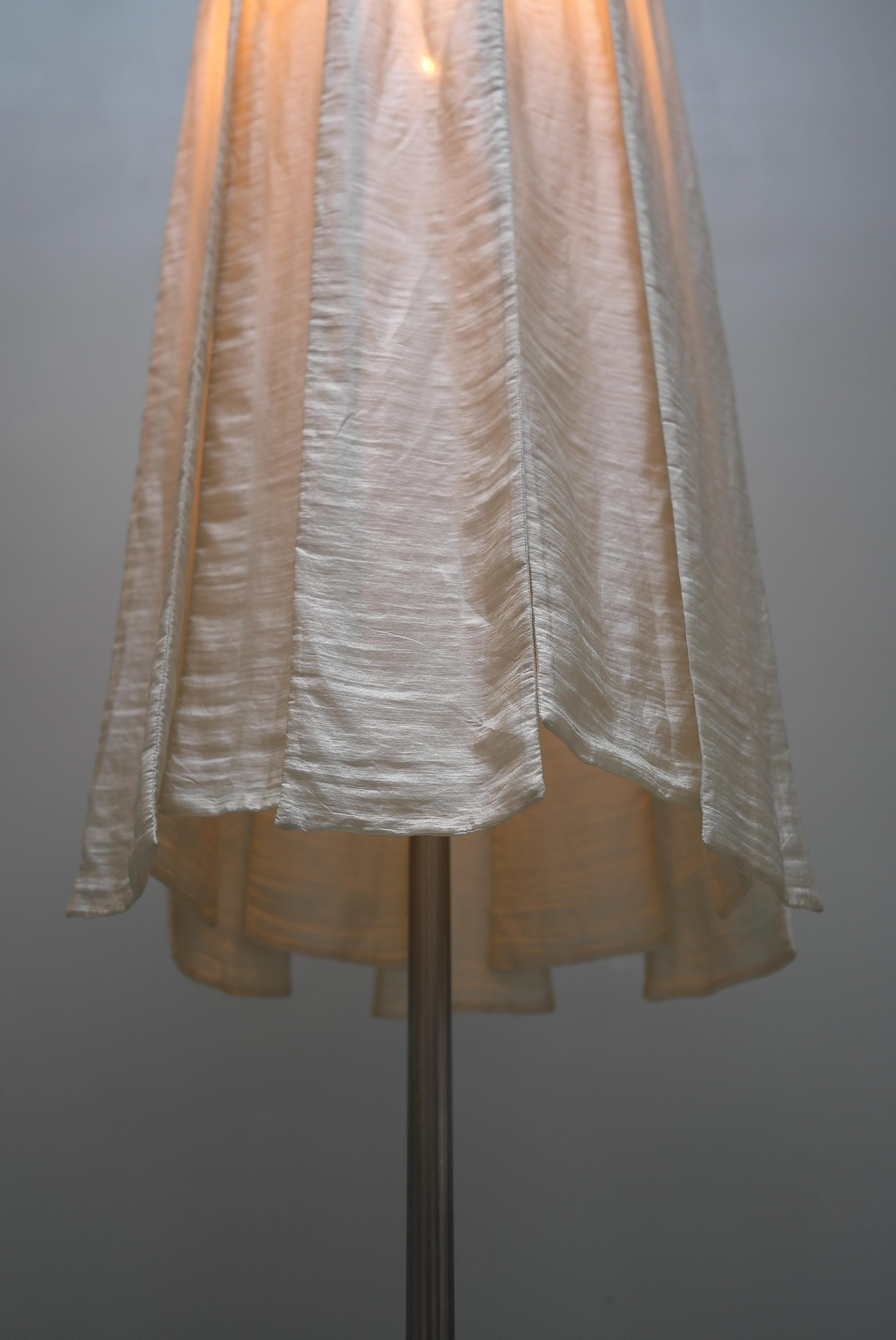 Paire de lampadaires sculpturaux en laiton avec abat-jour en rideau de soie, vers 1980 en vente 2