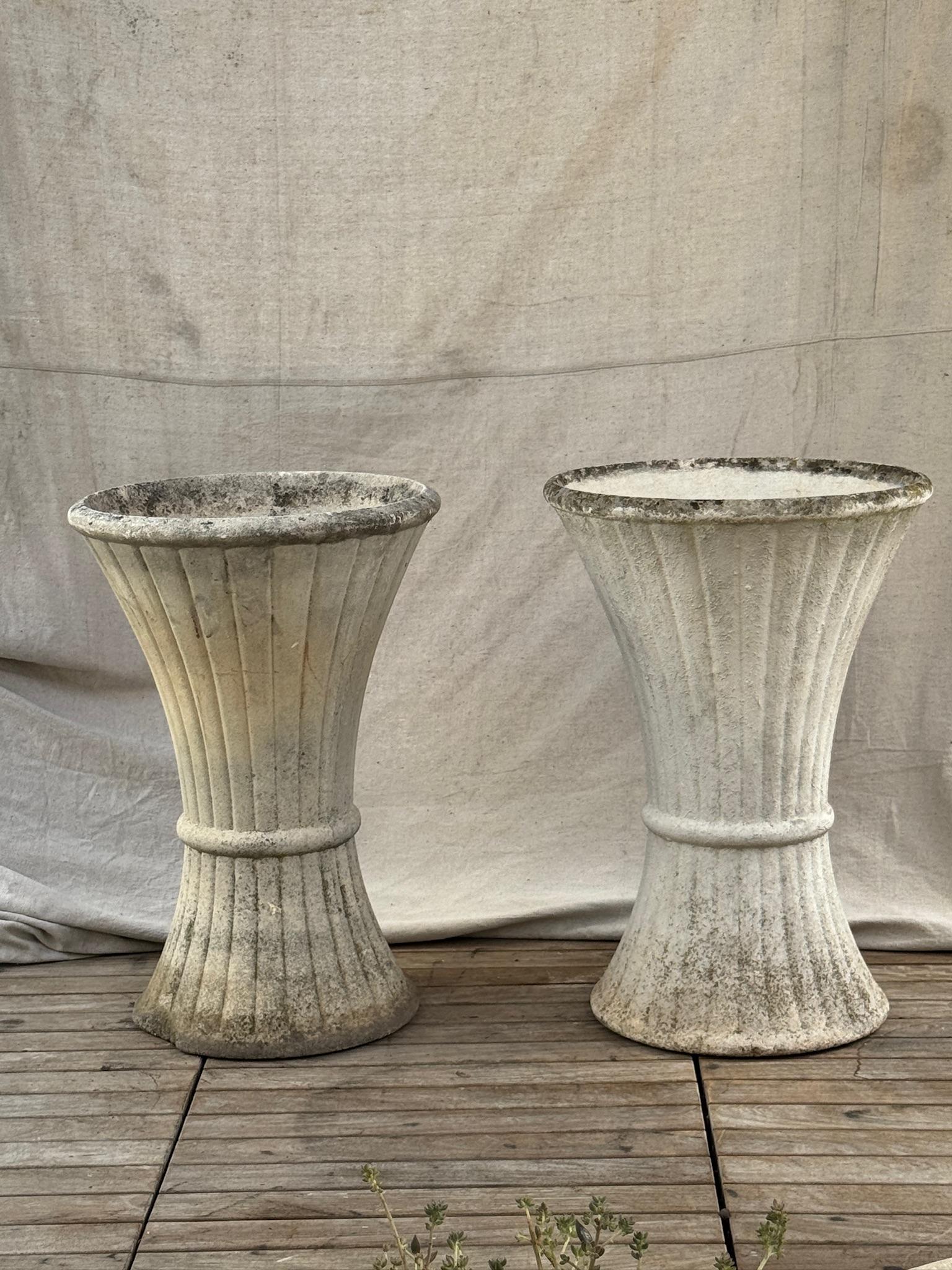 Pareja de Jardineras Escultóricas de Hormigón Acanalado - Diseño Francés de Mediados de Siglo en venta 4