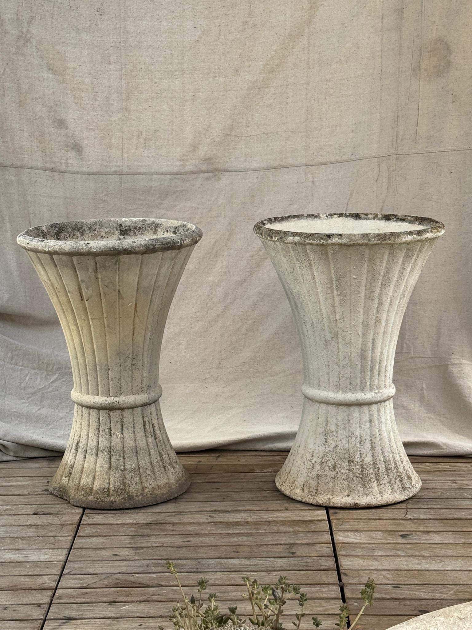 Pareja de Jardineras Escultóricas de Hormigón Acanalado - Diseño Francés de Mediados de Siglo en venta 6