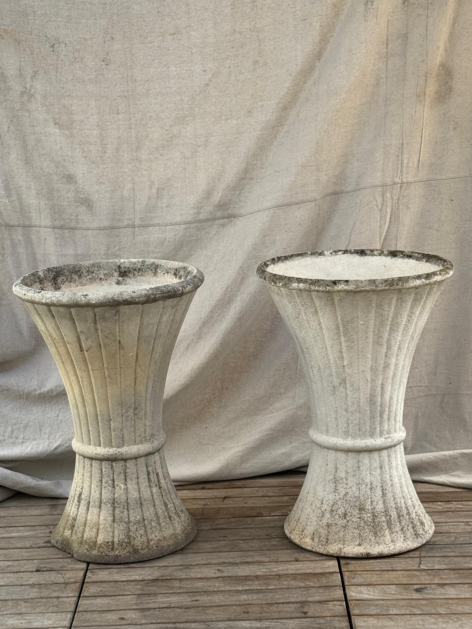Pareja de Jardineras Escultóricas de Hormigón Acanalado - Diseño Francés de Mediados de Siglo en venta 8