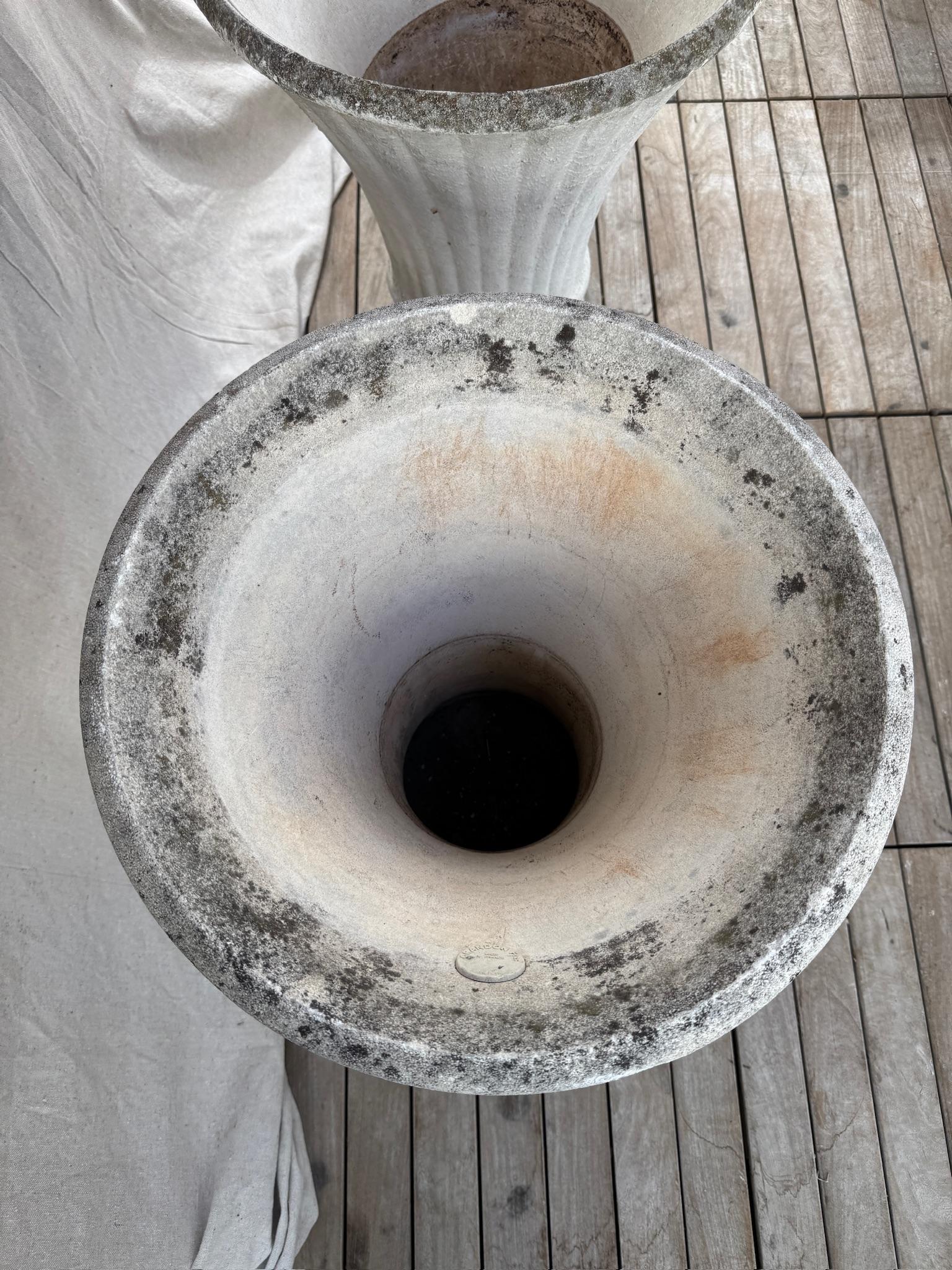 Esta sorprendente pareja de monumentales jardineras de hormigón estriado procede de la Francia de la posguerra, hacia los años 50-60, y ejemplifica la elegancia escultural y el minimalismo duradero que surgieron en el diseño de jardines europeo a