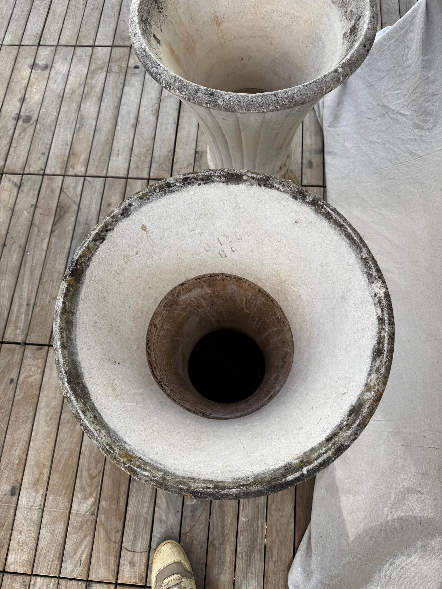 Pareja de Jardineras Escultóricas de Hormigón Acanalado - Diseño Francés de Mediados de Siglo Vaciado en venta