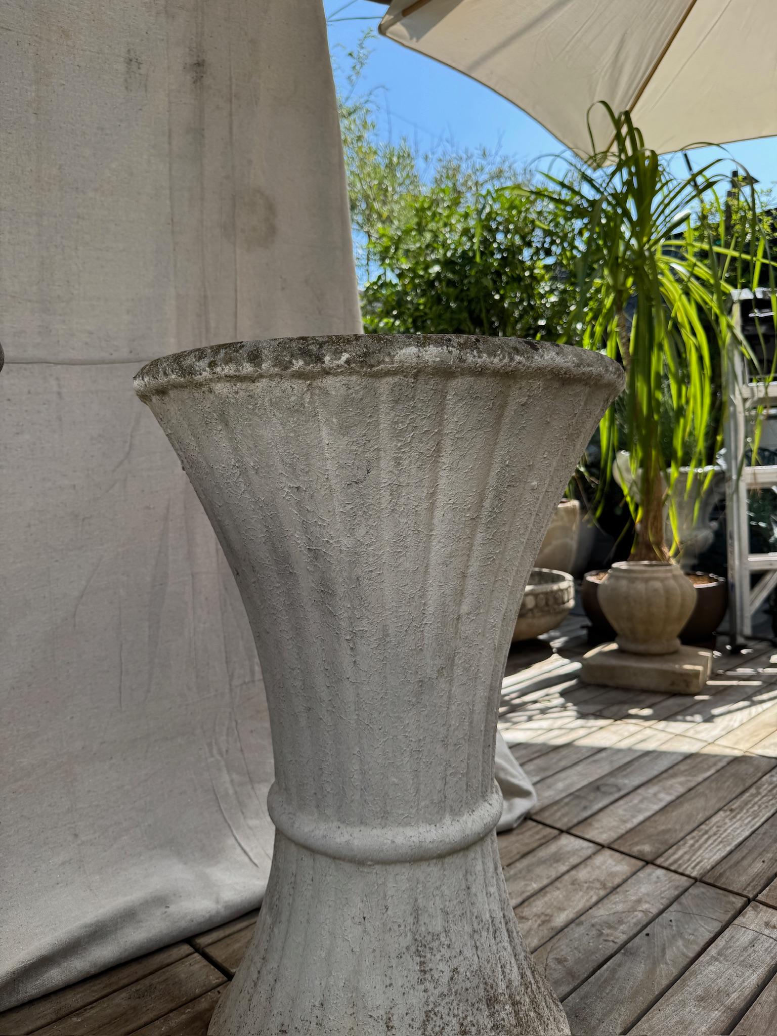 Pareja de Jardineras Escultóricas de Hormigón Acanalado - Diseño Francés de Mediados de Siglo Concreto en venta