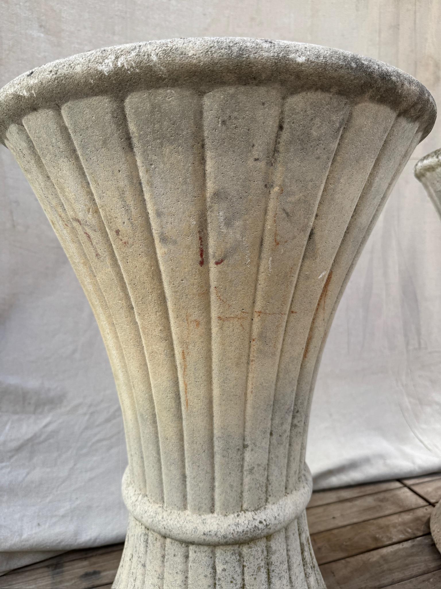 Pareja de Jardineras Escultóricas de Hormigón Acanalado - Diseño Francés de Mediados de Siglo en venta 1