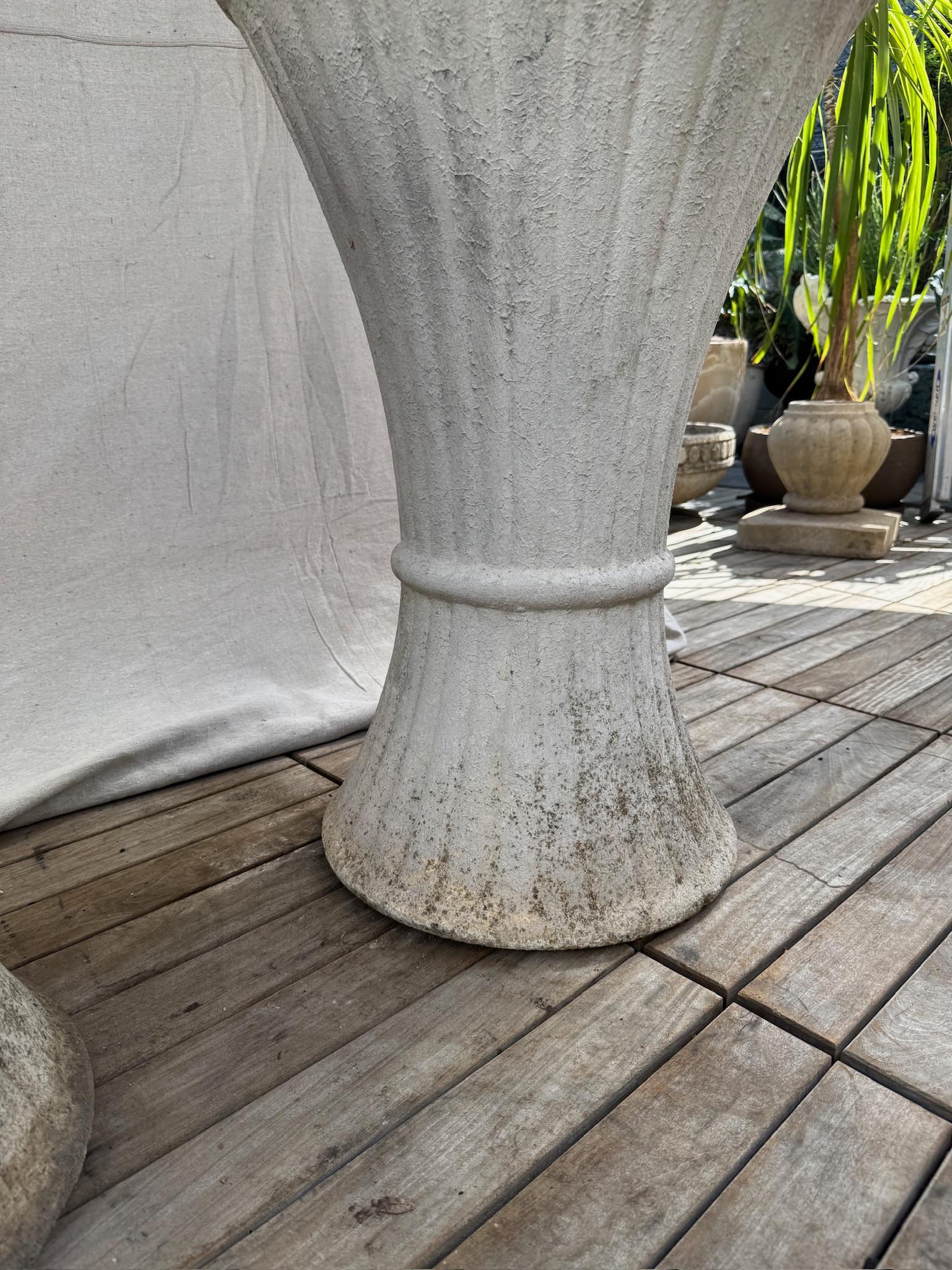 Pareja de Jardineras Escultóricas de Hormigón Acanalado - Diseño Francés de Mediados de Siglo en venta 2