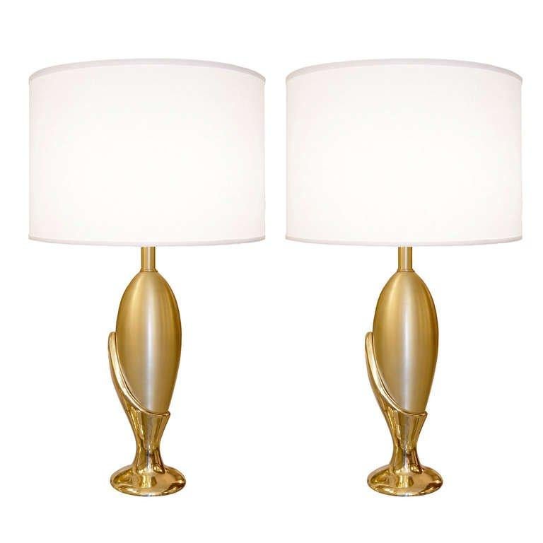 A pair of sculptural cast bronze table lamps in brushed bronze resting on polished bronze bases.

French, circa 1960s

Lamp Shades are not included.

Lamp shades are available in: White or Ecru Linen Color.


  