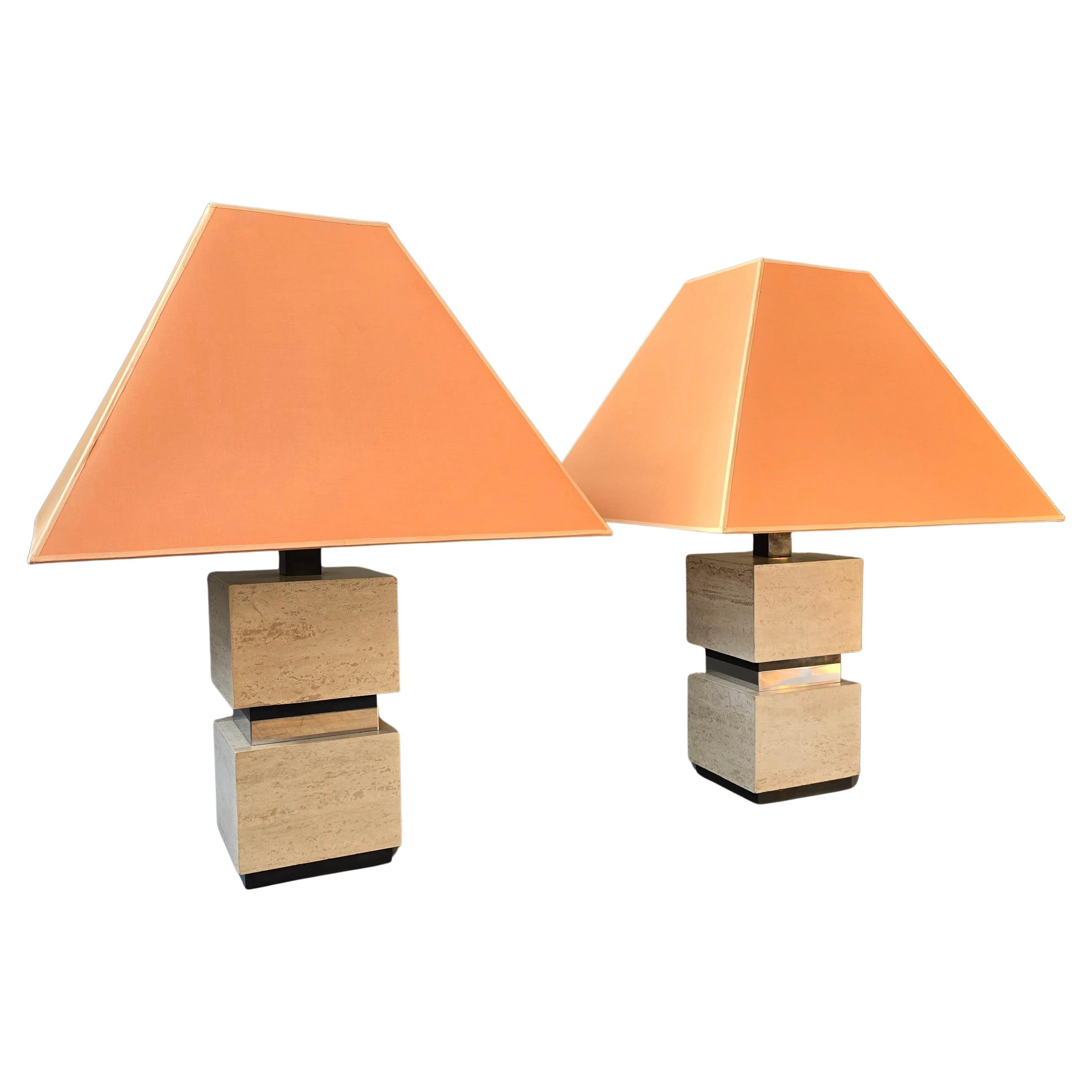 Pareja de esculturales lámparas de sobremesa francesas de travertino con pantallas originales de melocotón 1970 en venta
