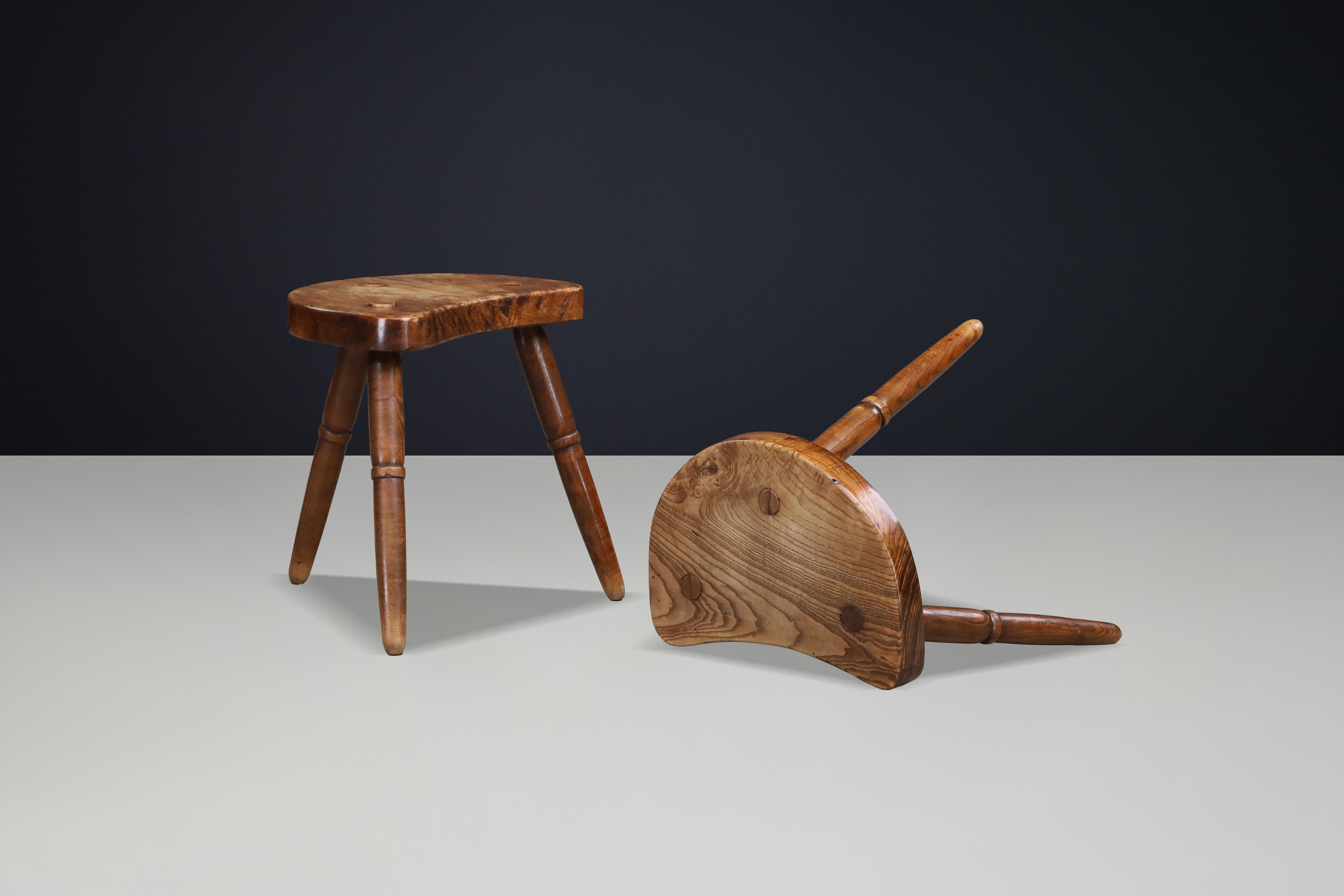 Pair of Sculptural French Walnut Stools, Rustic Brutalist, France, 1940s (Rustikal) im Angebot