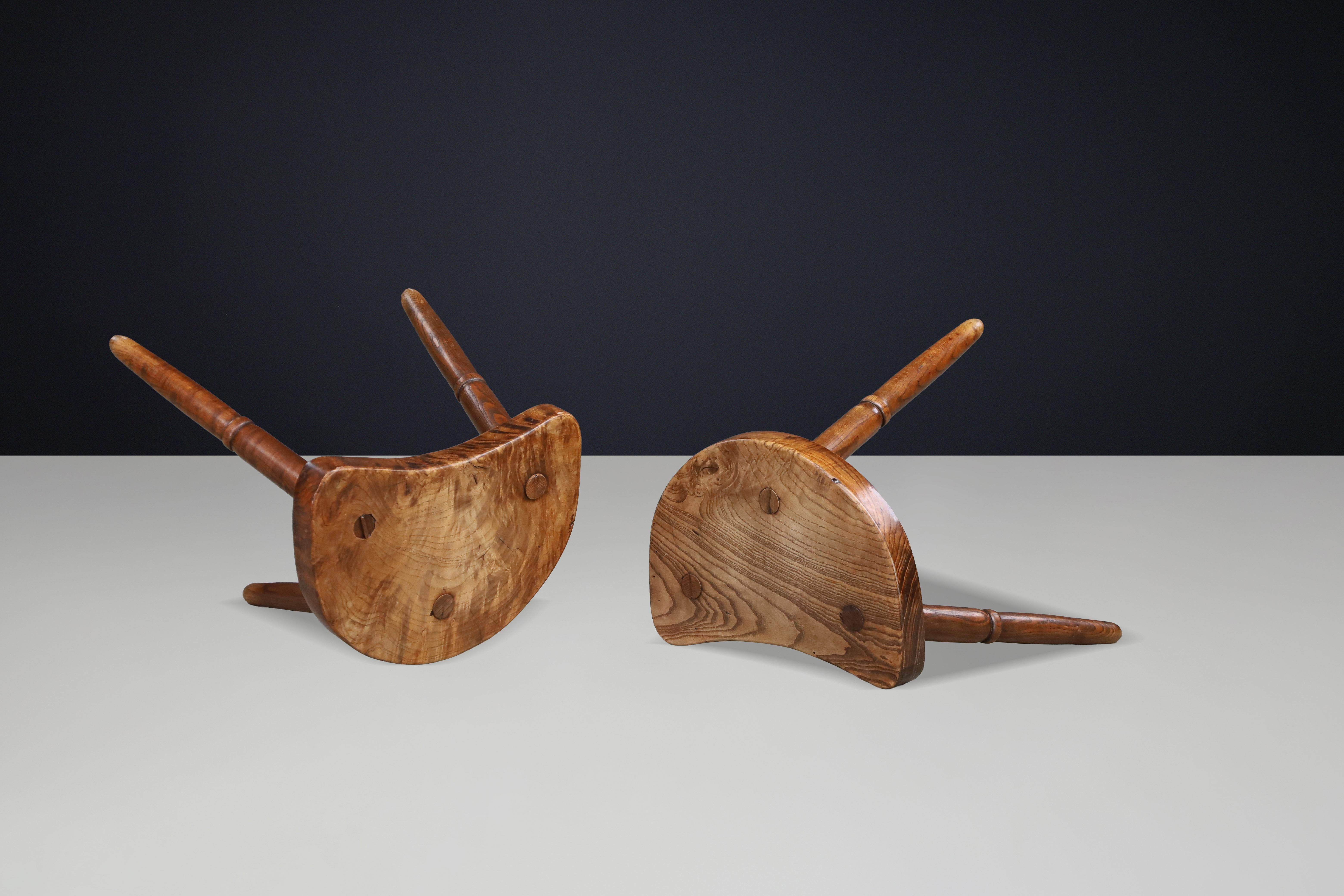 Pair of Sculptural French Walnut Stools, Rustic Brutalist, France, 1940s (20. Jahrhundert) im Angebot