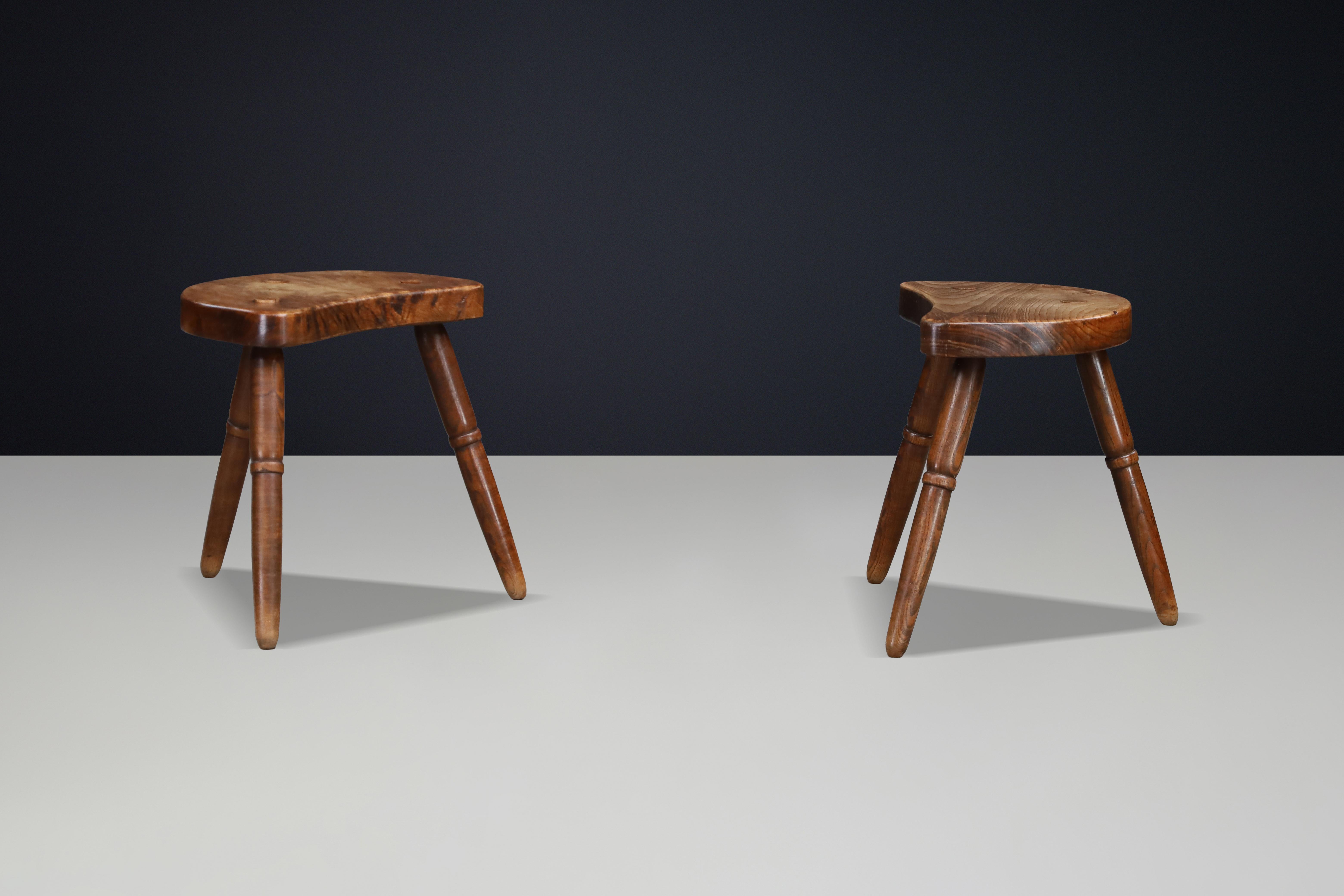 Pair of Sculptural French Walnut Stools, Rustic Brutalist, France, 1940s (Walnuss) im Angebot