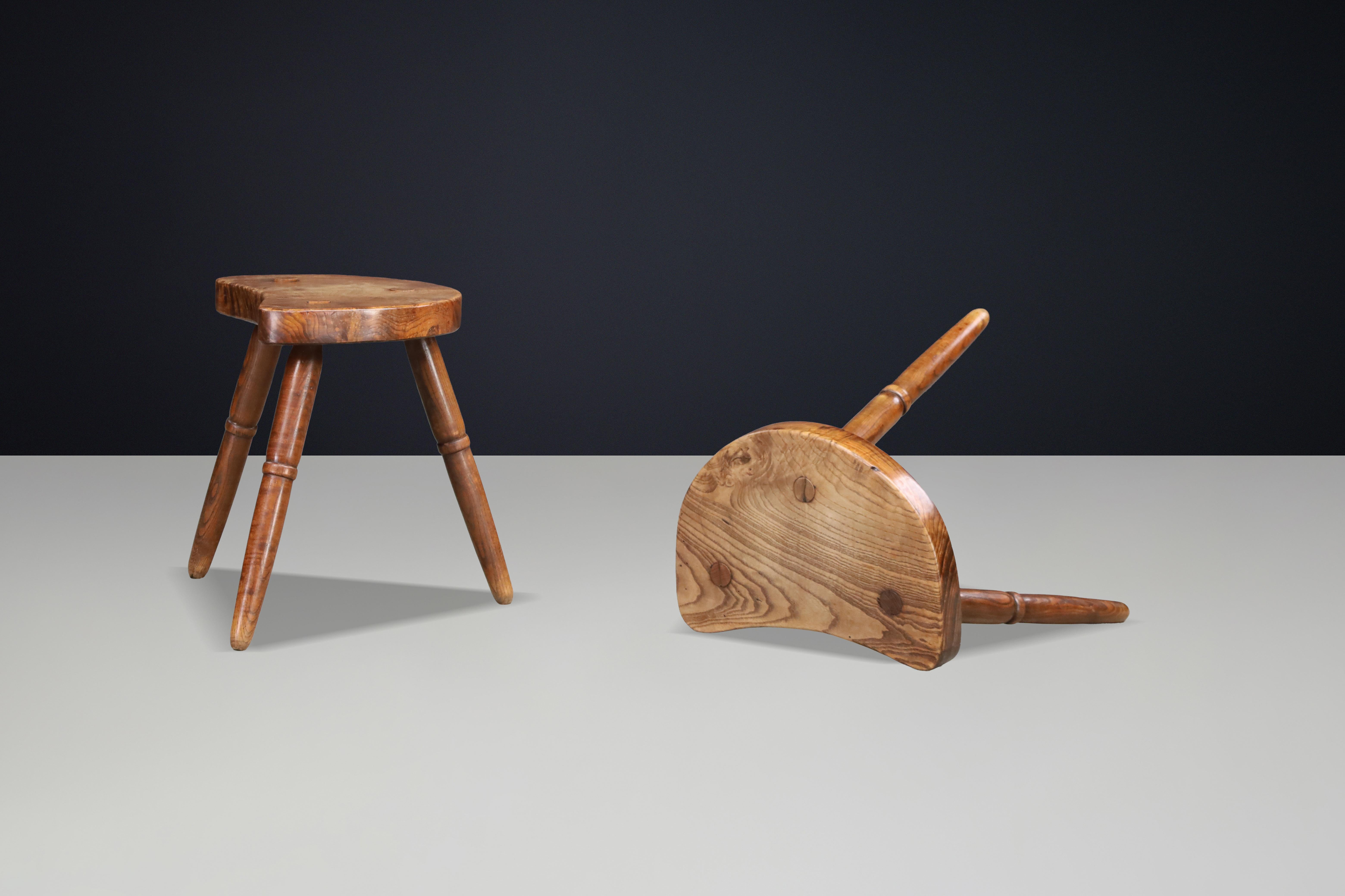 Pair of Sculptural French Walnut Stools, Rustic Brutalist, France, 1940s im Angebot 2