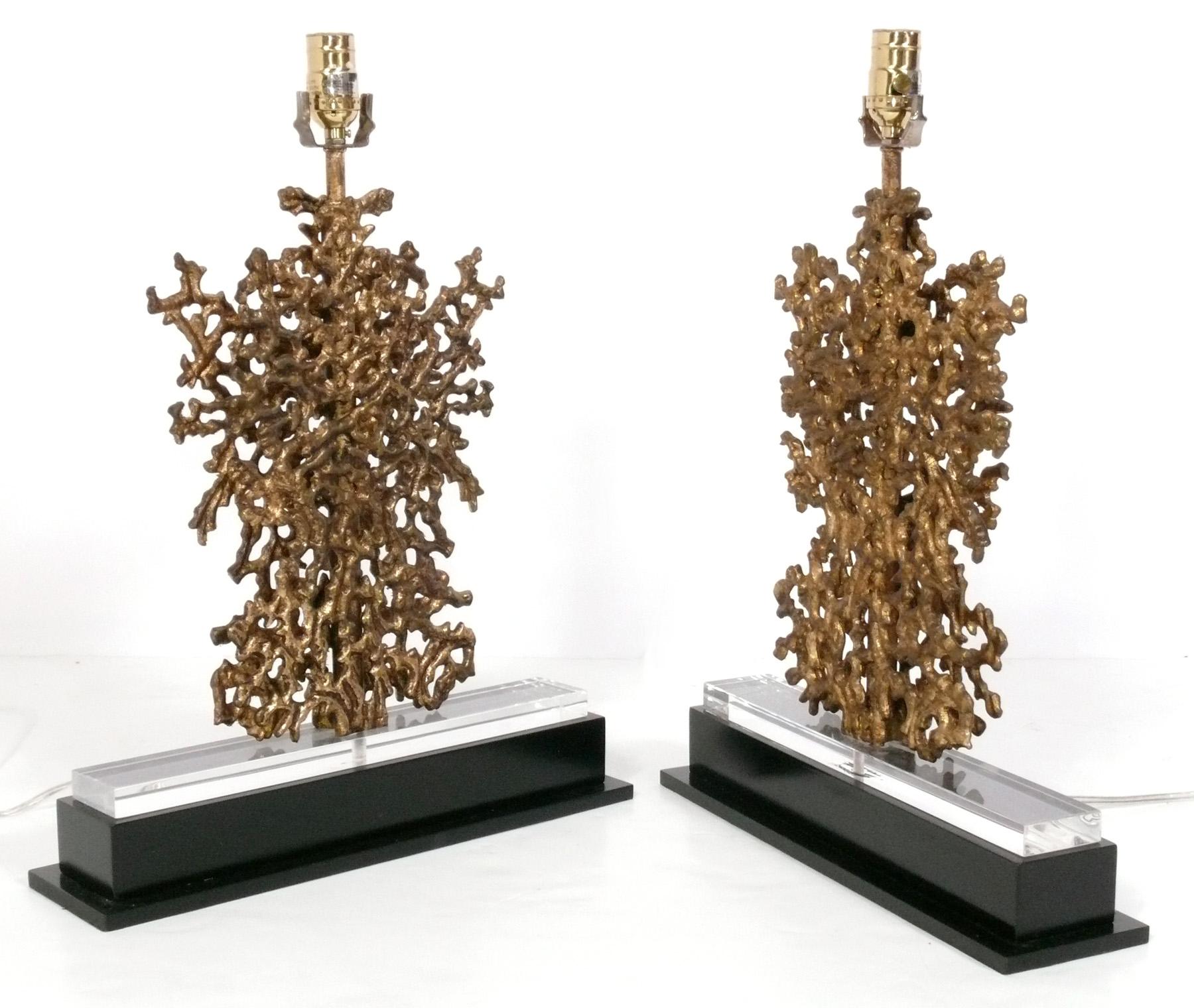 Mid-Century Modern Pair of Sculptural Gilt Metal Lamps on Lucite and Black Lacquer Bases For Sale