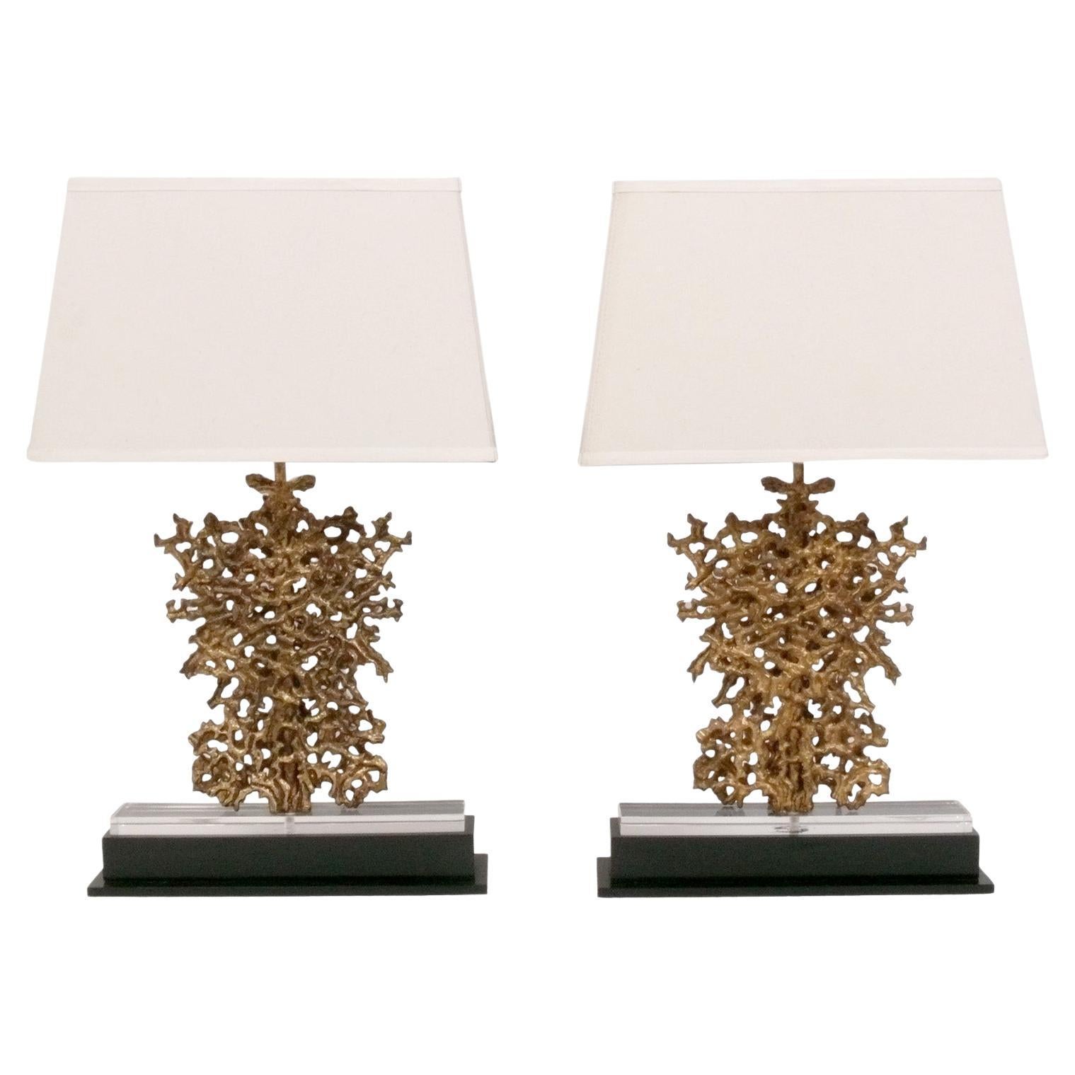 Coppia di lampade scultoree in metallo dorato su basi in lucite e lacca nera in vendita