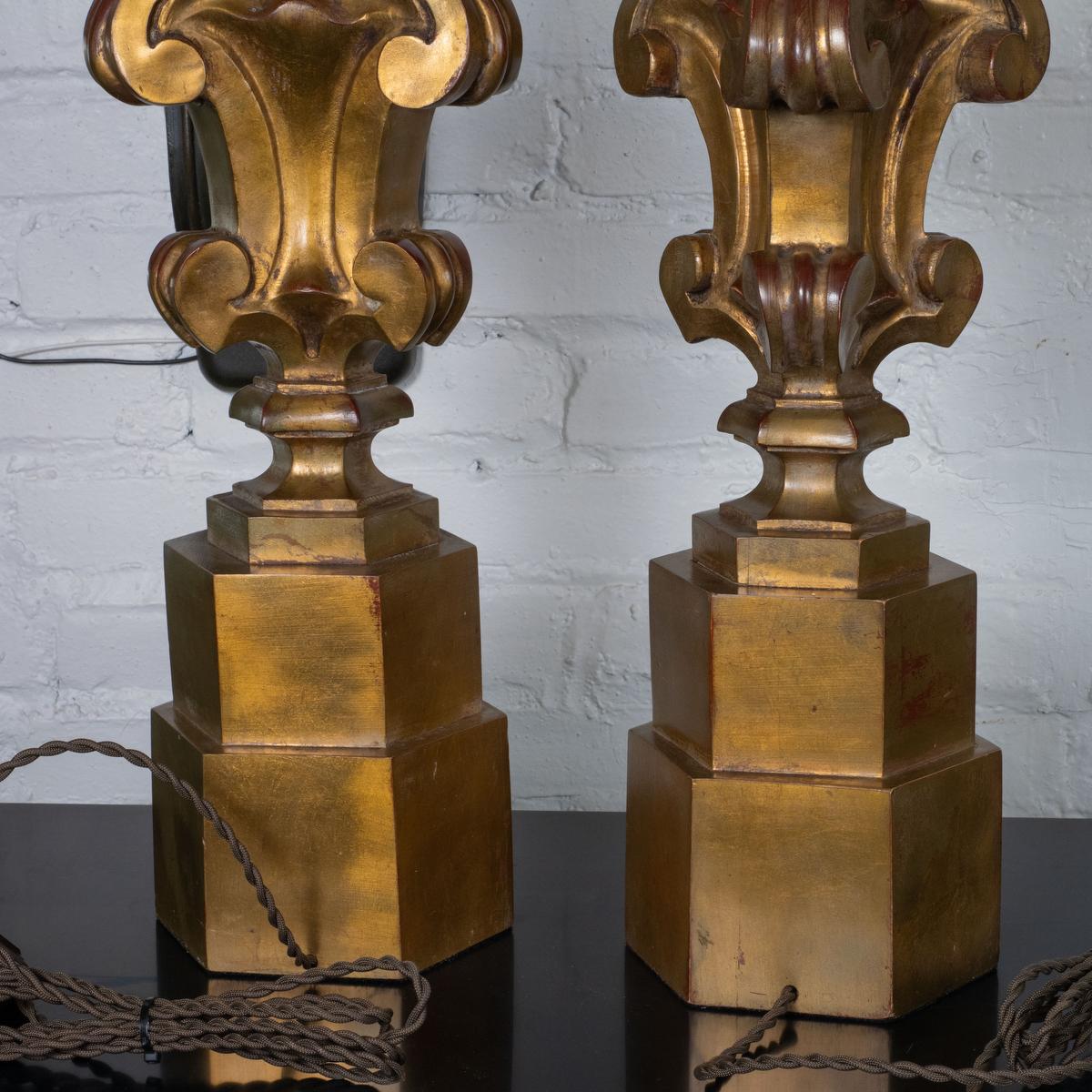 Paar skulpturale Tischlampen aus Vergoldungsholz im Angebot 4