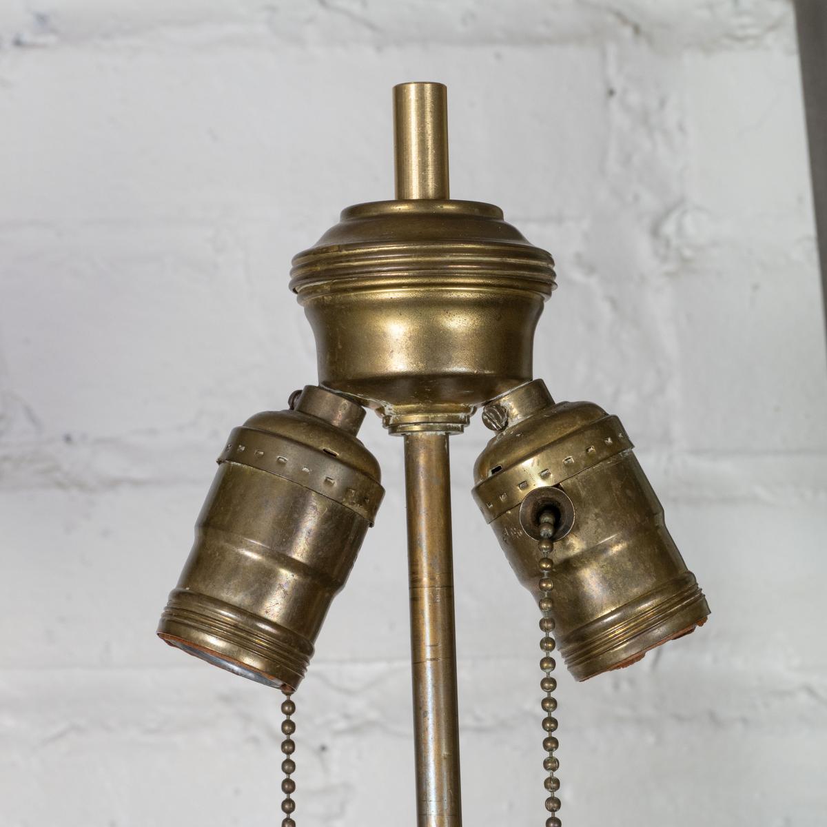 Paar skulpturale Tischlampen aus Vergoldungsholz im Angebot 5