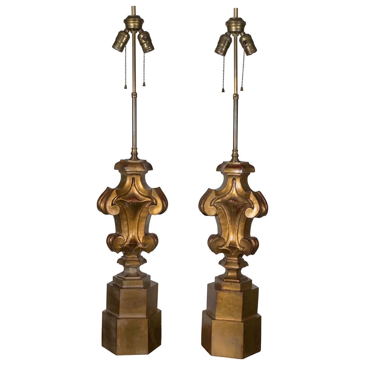 Paar skulptural geschnitzte Tischlampen aus Vergoldungsholz.