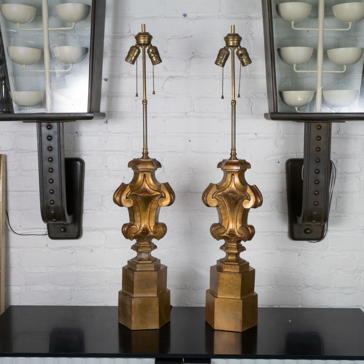 Paar skulpturale Tischlampen aus Vergoldungsholz (Hollywood Regency) im Angebot