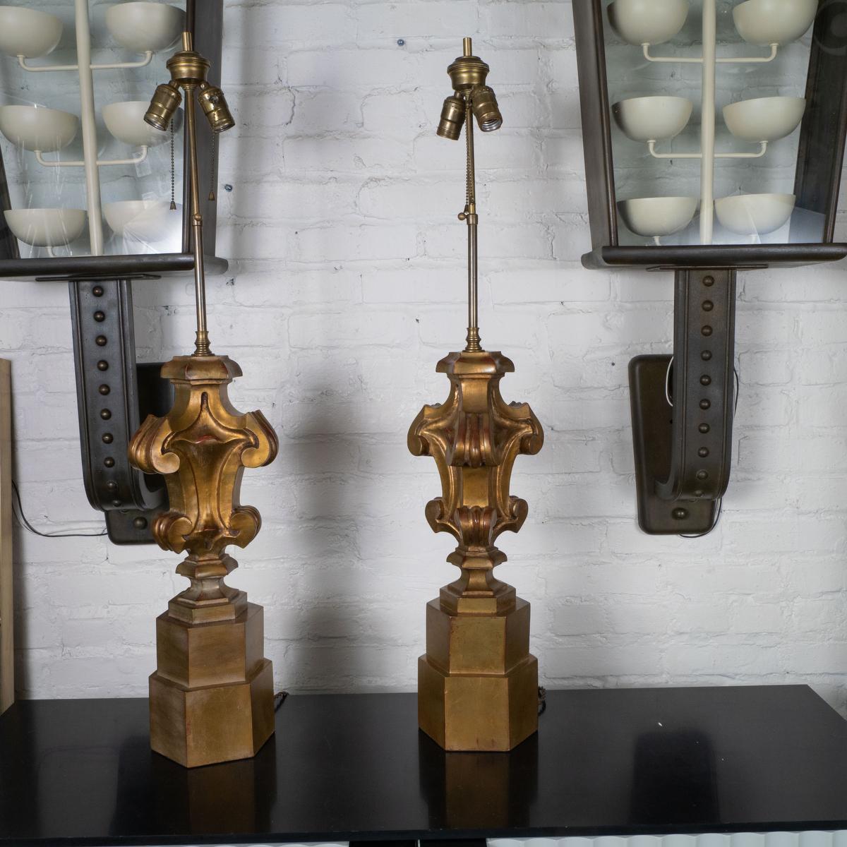 Paar skulpturale Tischlampen aus Vergoldungsholz (amerikanisch) im Angebot