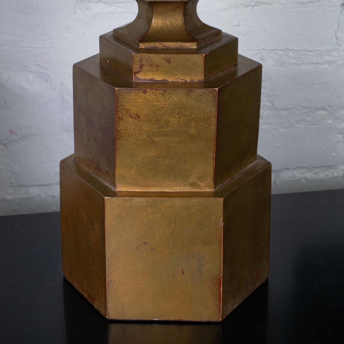 Milieu du XXe siècle Paire de lampes de table sculpturales en bois doré en vente