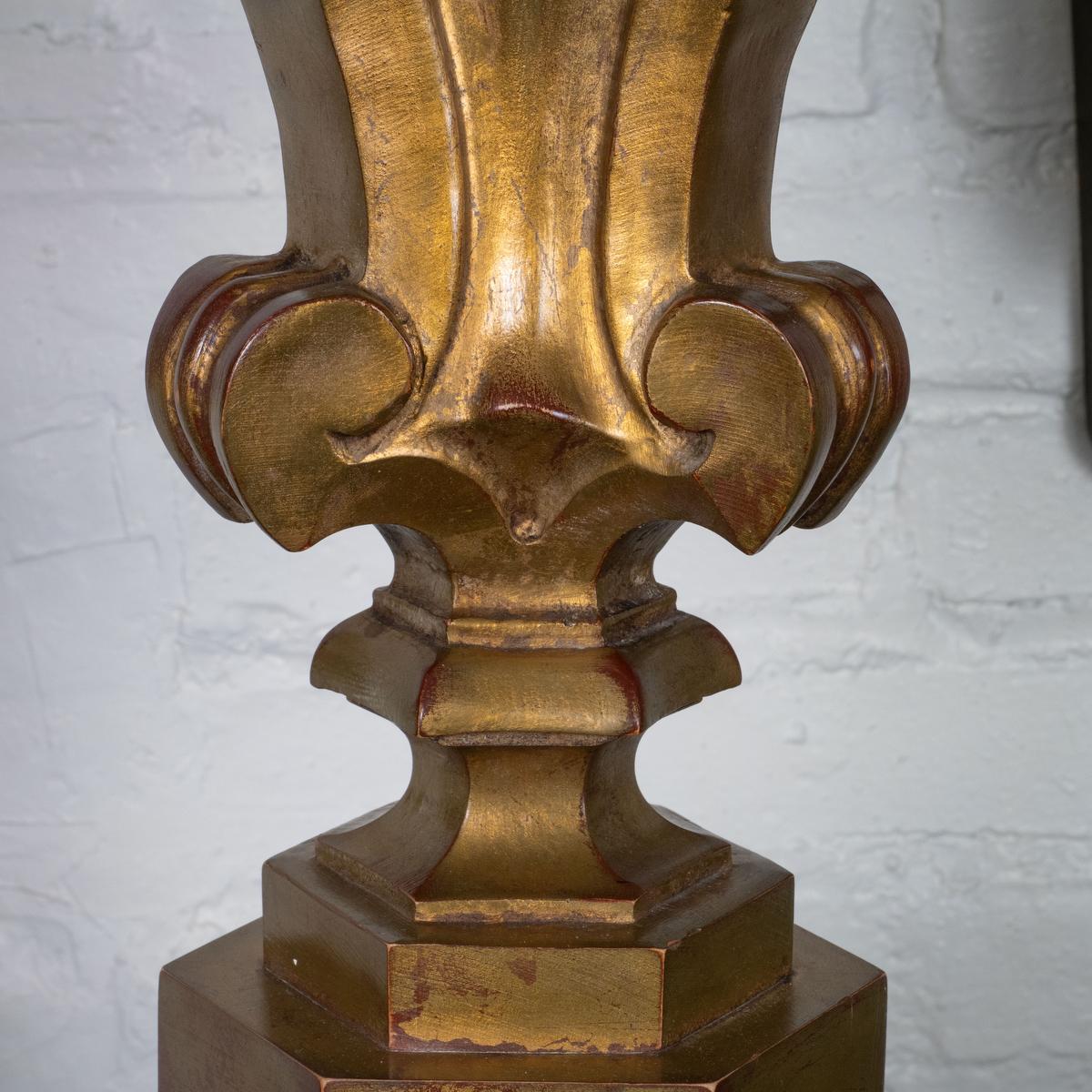 Bois doré Paire de lampes de table sculpturales en bois doré en vente