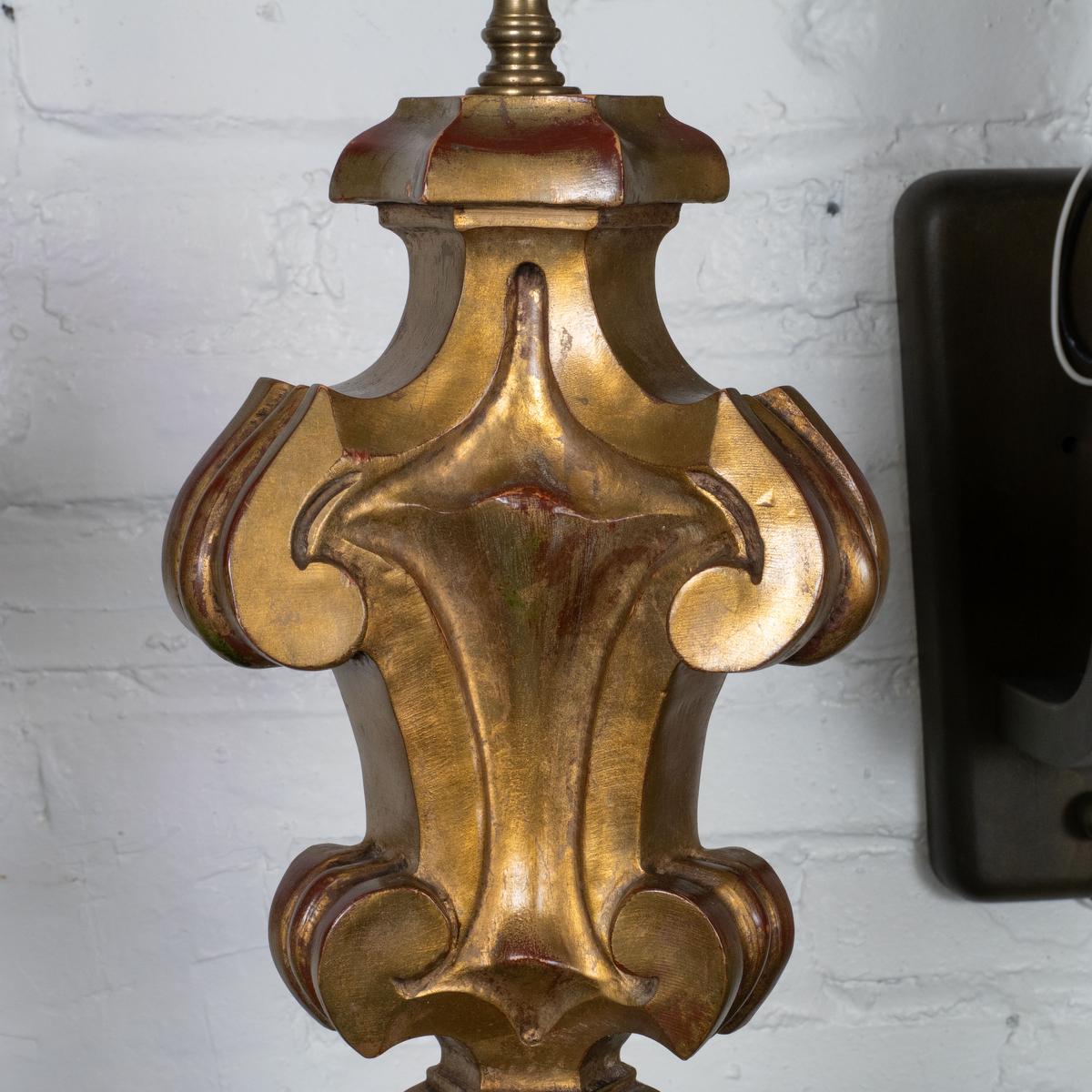 Paire de lampes de table sculpturales en bois doré en vente 1