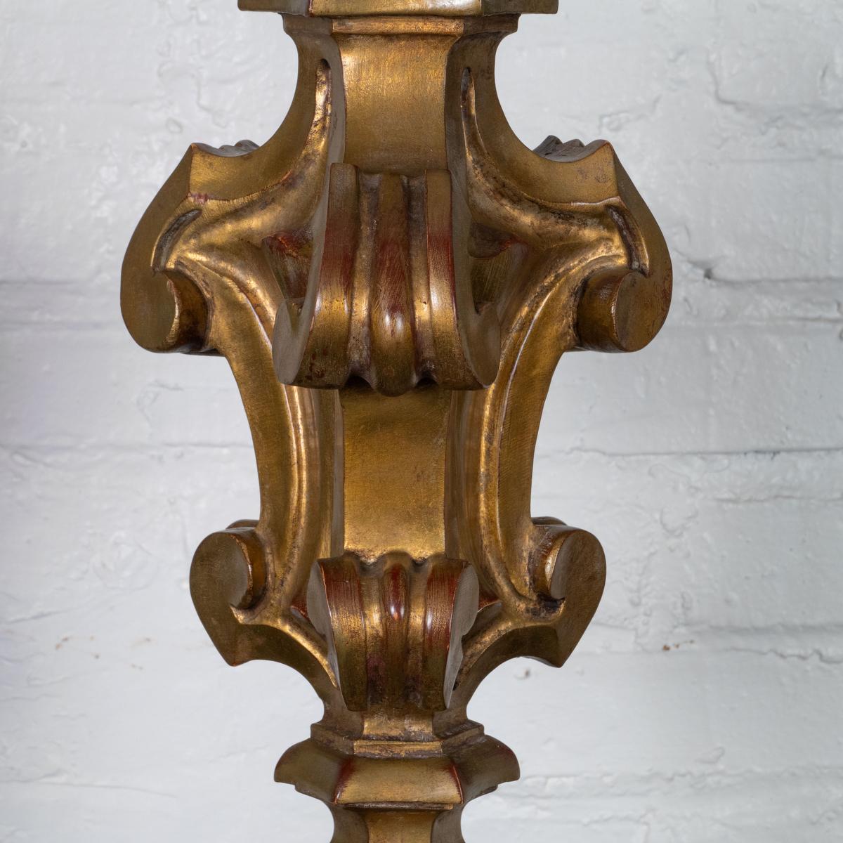 Paire de lampes de table sculpturales en bois doré en vente 2