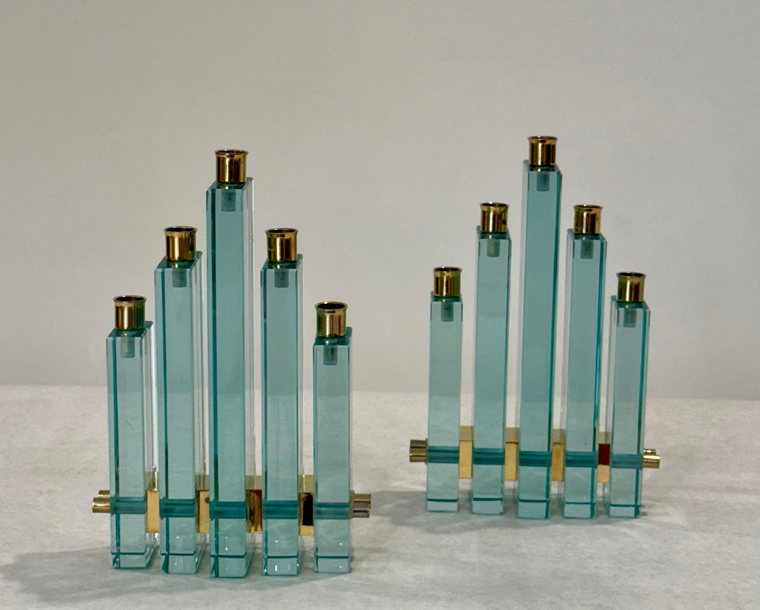 In offerta c'è un'eccezionale coppia di portacandele scultorei in vetro e placcati in oro della rinomata casa di design italiana Fontana Arte, degli anni '70 circa. Esemplificando l'uso raffinato del vetro e del metallo da parte del marchio, ogni