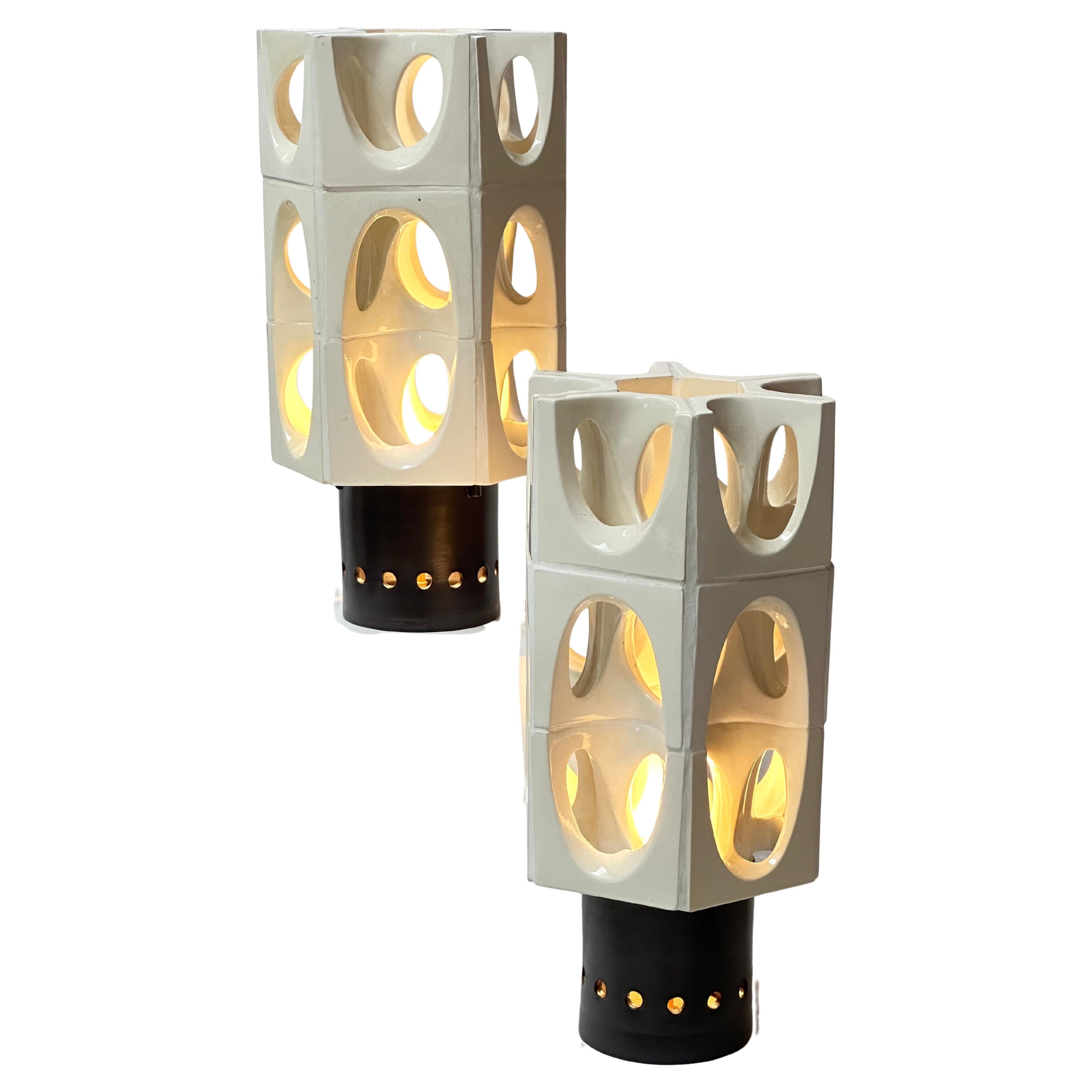 Exceptionnel ensemble de 2 lampes de table en céramique conçues et réalisées sur commande au cours de l'année 1968. 
La base et l'abat-jour sont fixés l'un à l'autre, ce qui confère à cette lampe un aspect très sculptural. 
L'ampoule est placée à la