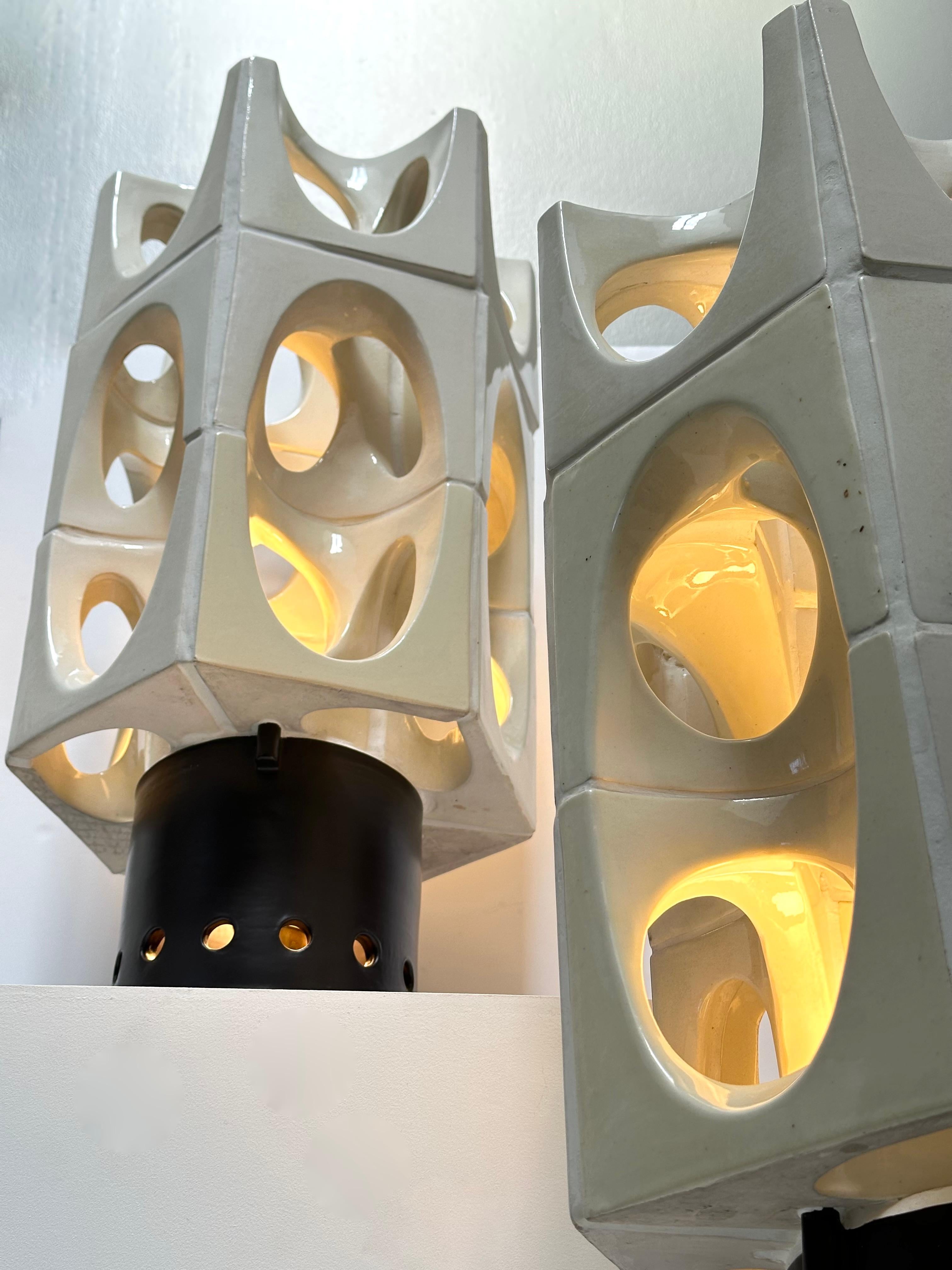 Milieu du XXe siècle Paire de lampes de table sculpturales hexagonales, Jean Derval, Vallauris 1968 en vente